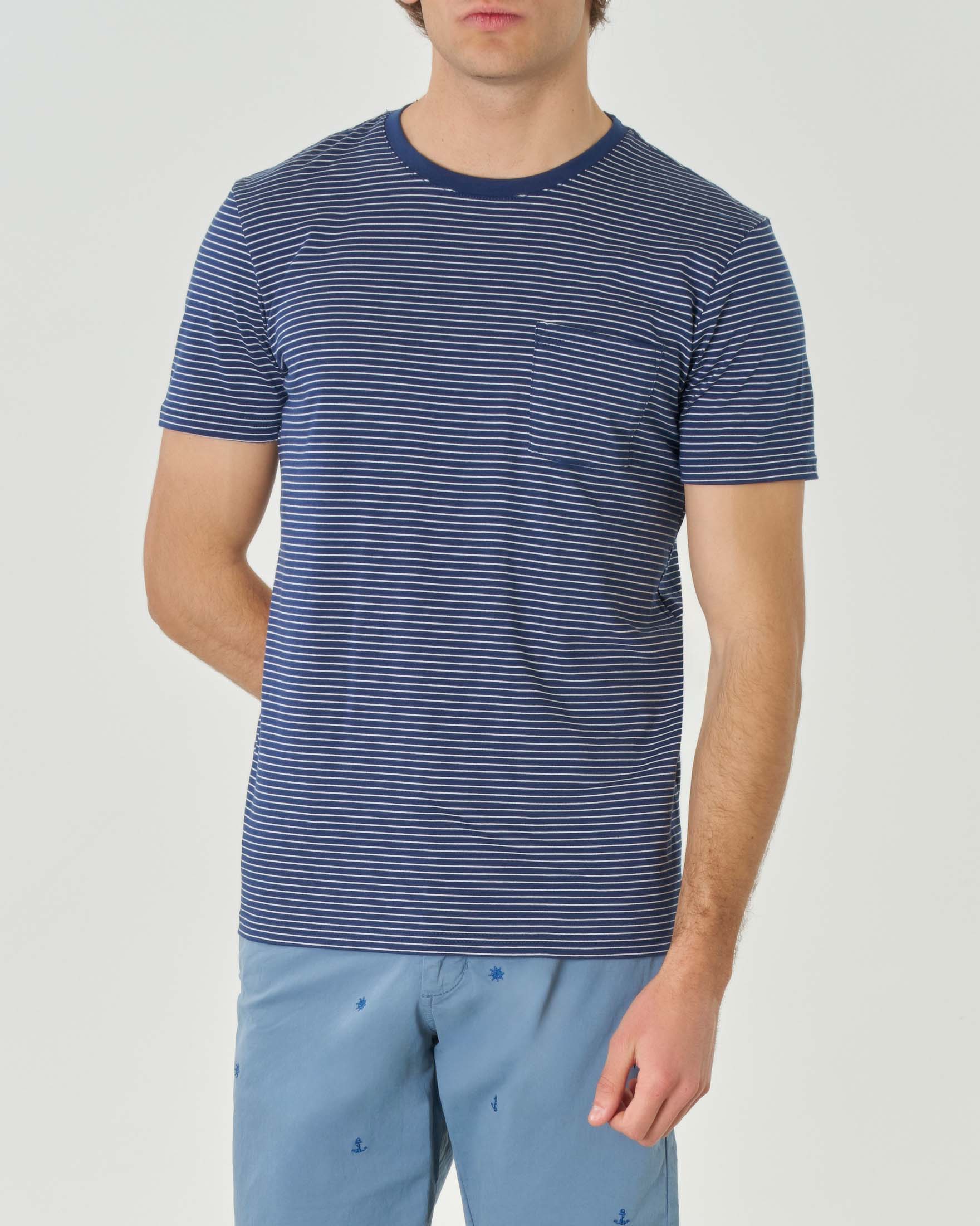 T-shirt a righe blu e bianche in puro cotone con taschino sul petto