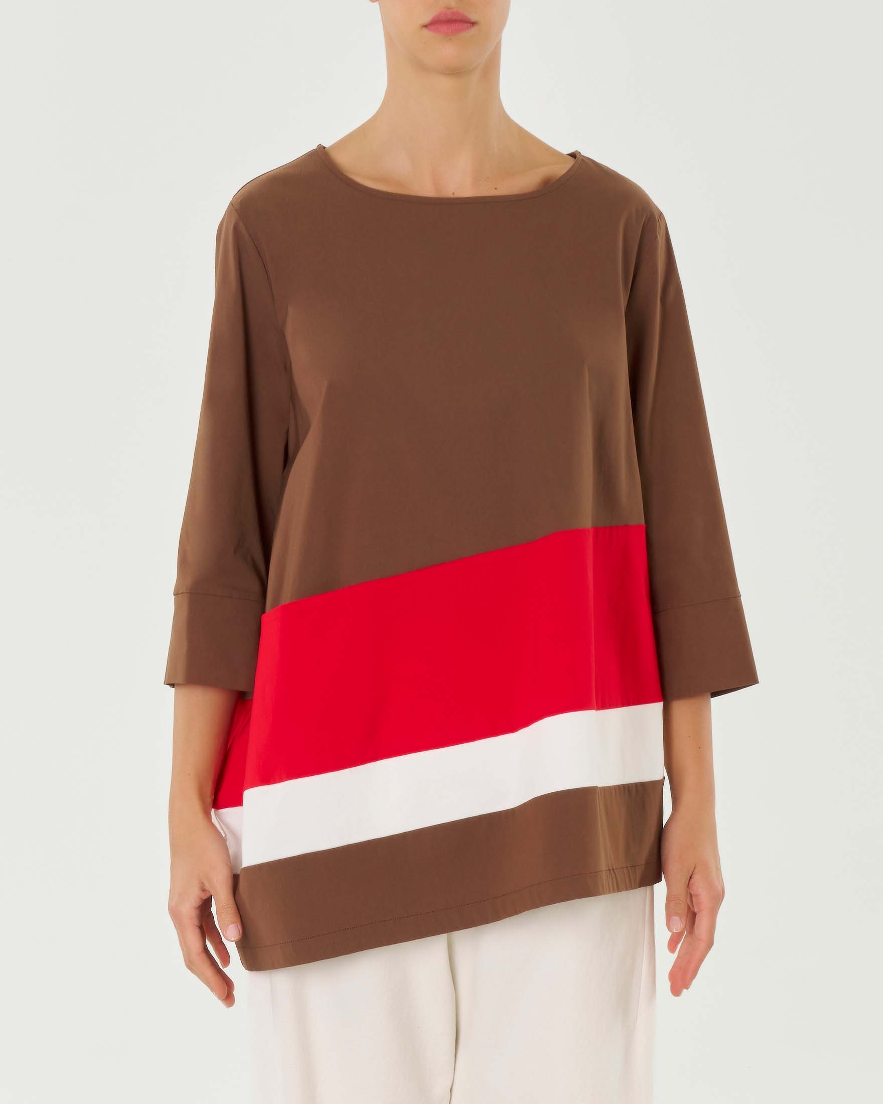 Blusa marrone a fascia bicolore rossa e bianca con manica tre quarti