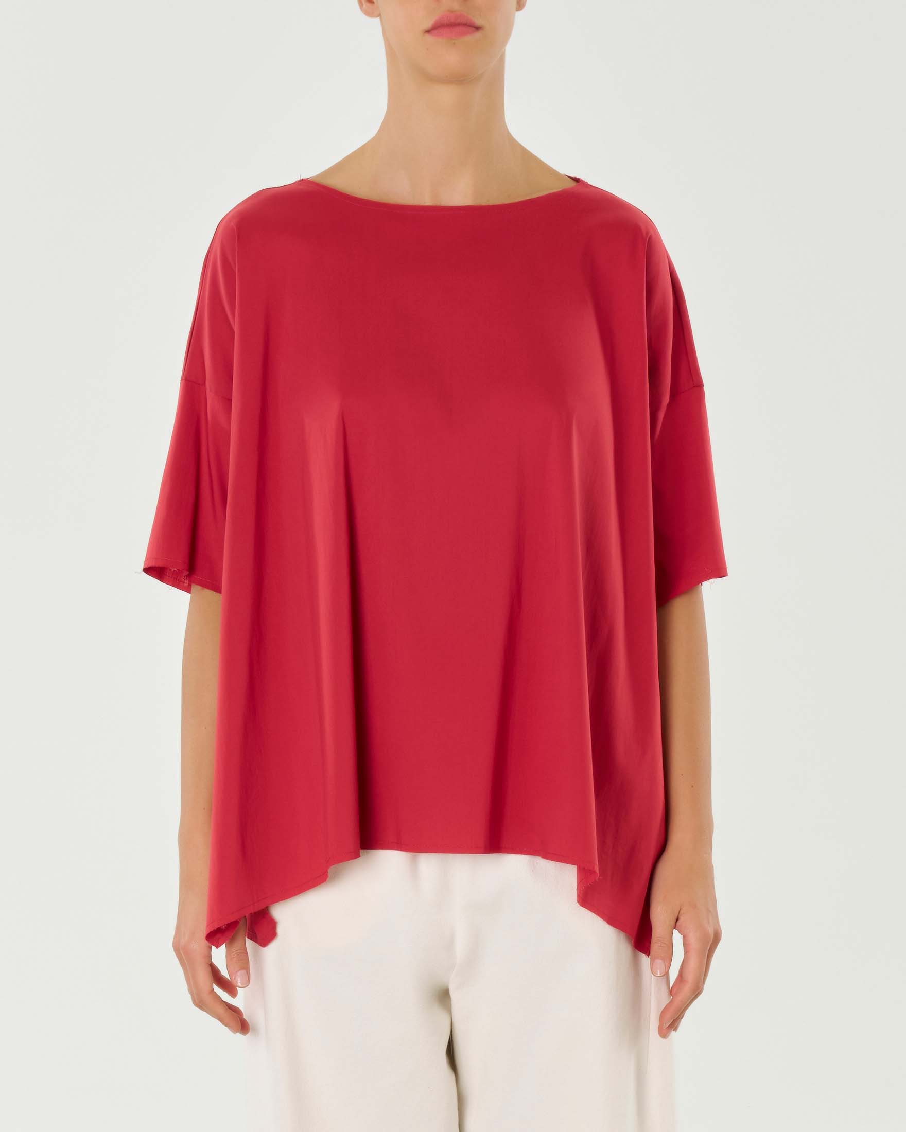Blusa over rossa dalla linea asimmetrica con mezza manica e spacco laterale