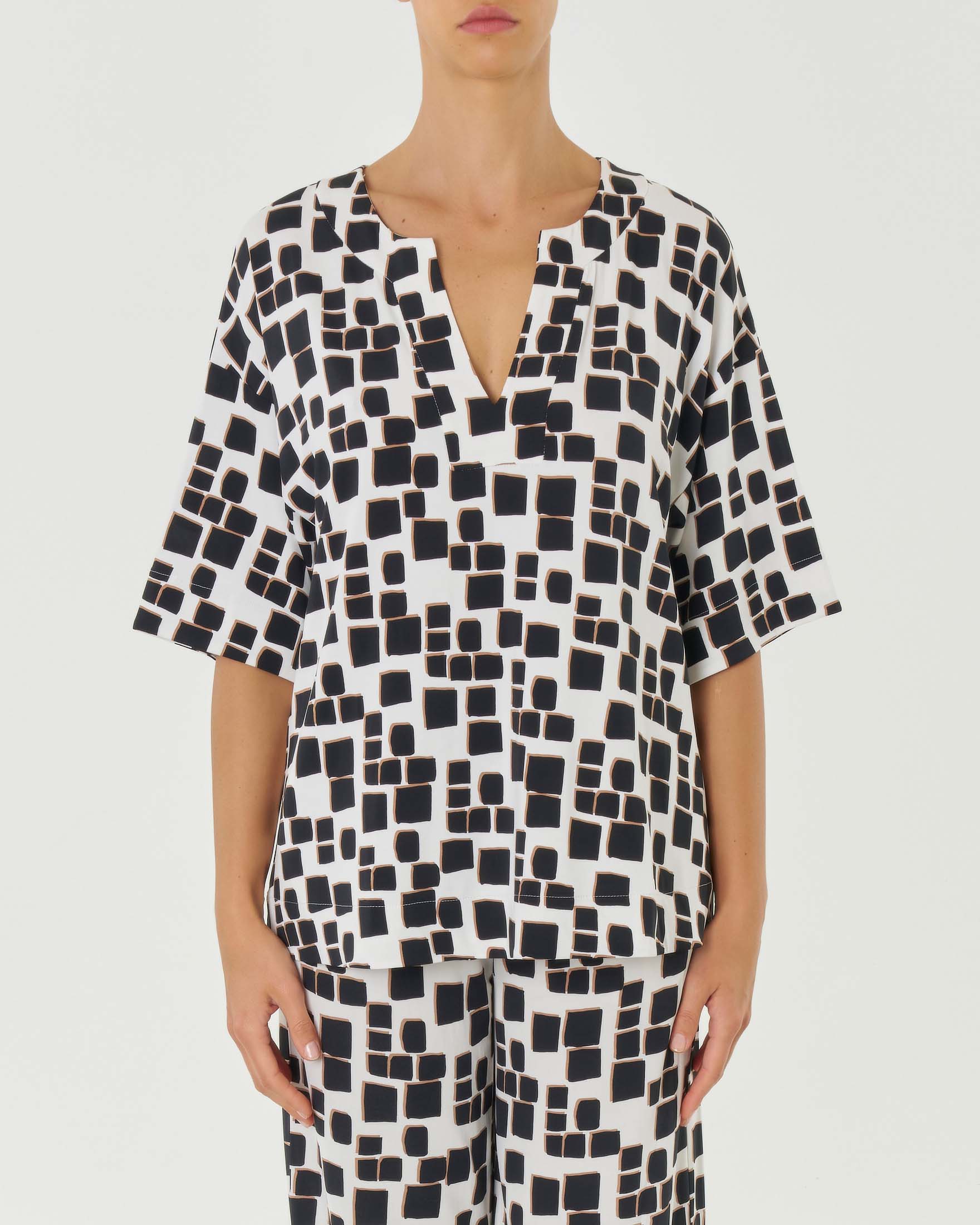 T-shirt bianca in jersey di viscosa stretch a fantasia geometrica nera con apertura a V