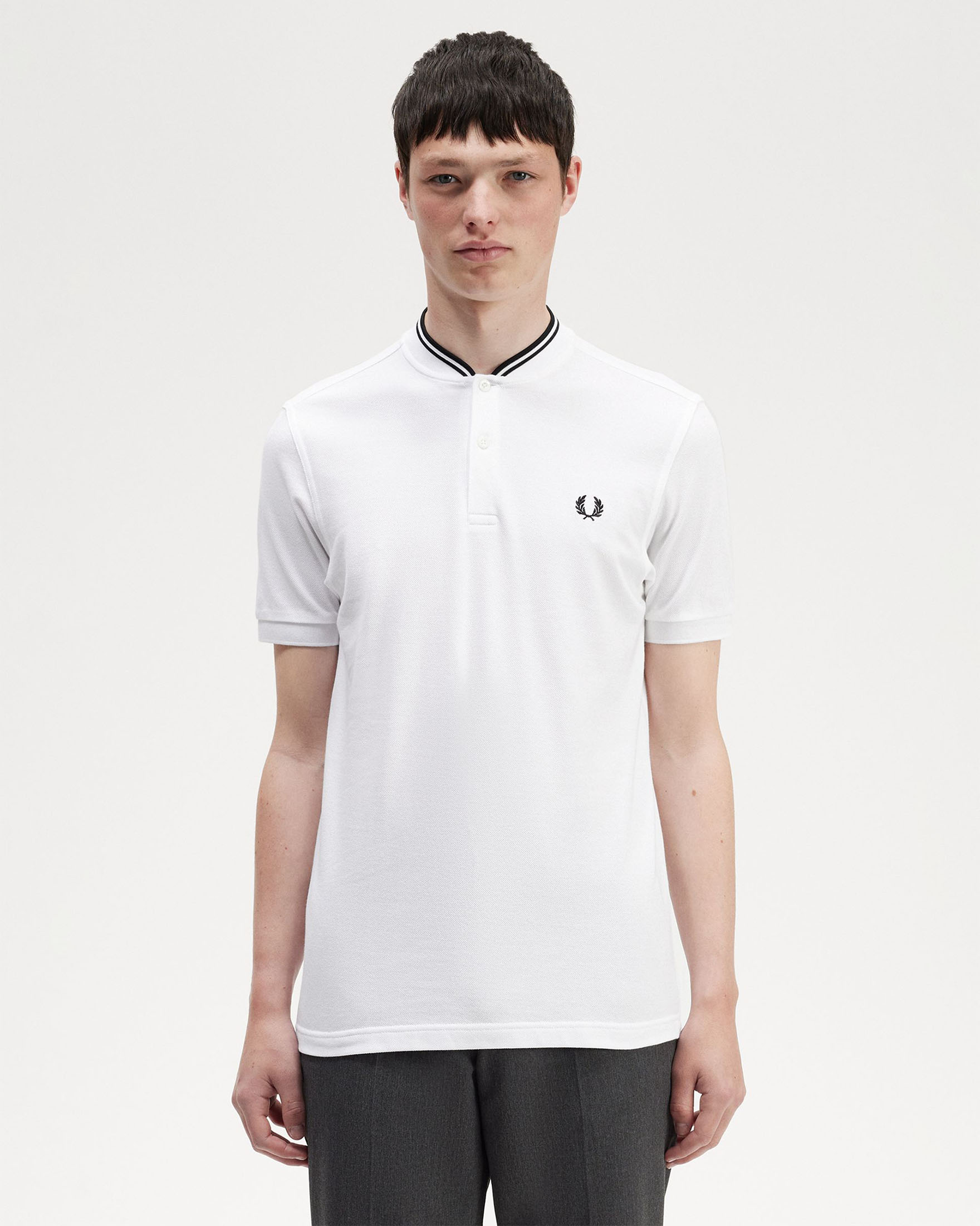 Polo mezza manica bianca con colletto a coreana e bordino nero