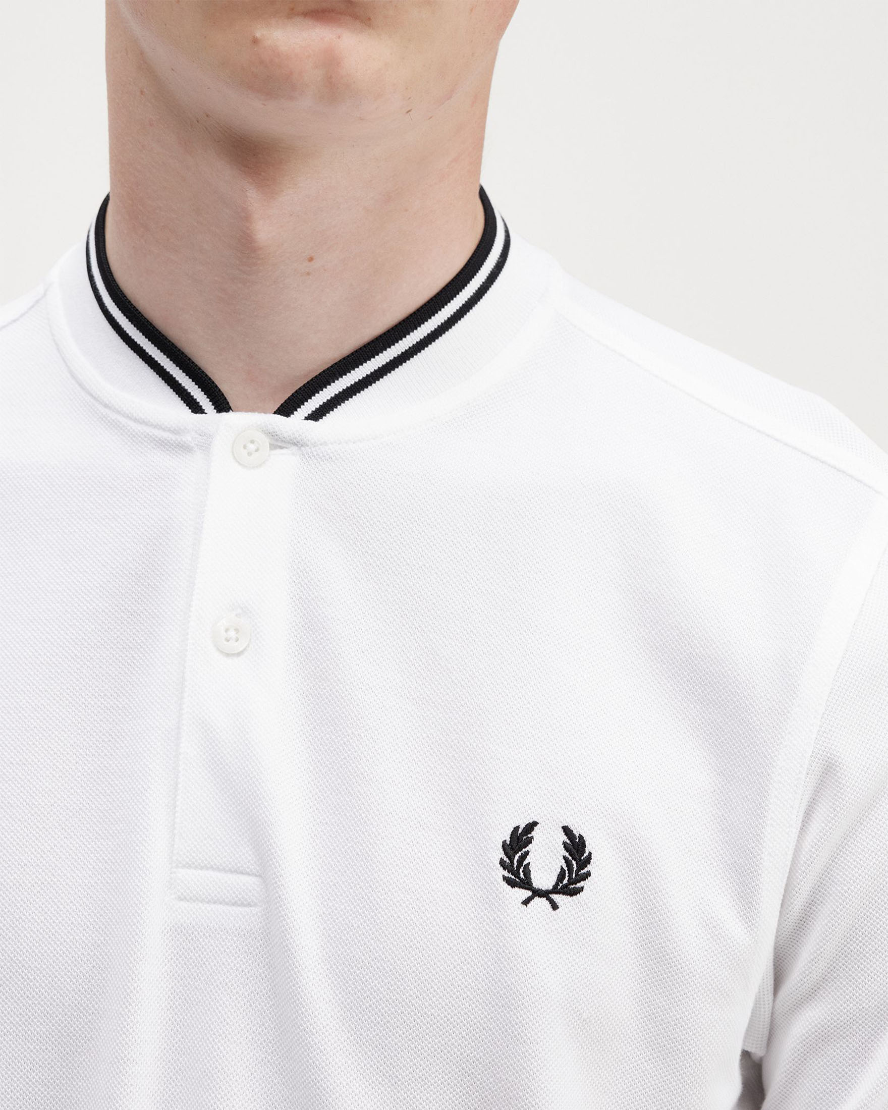 Polo mezza manica bianca con colletto a coreana e bordino nero image