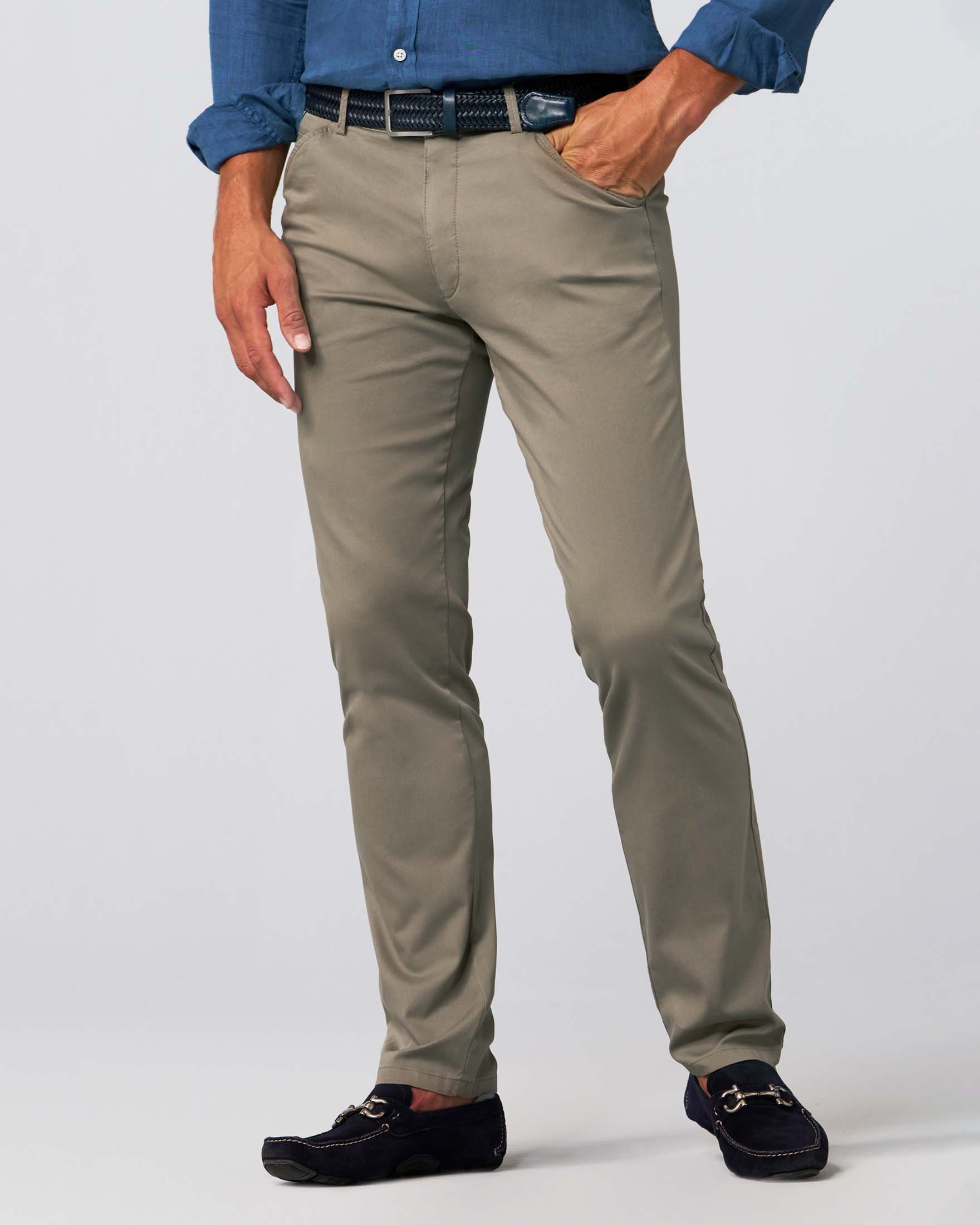Pantalone chino Tokyo color fango in tessuto armaturato di cotone stretch drop 6