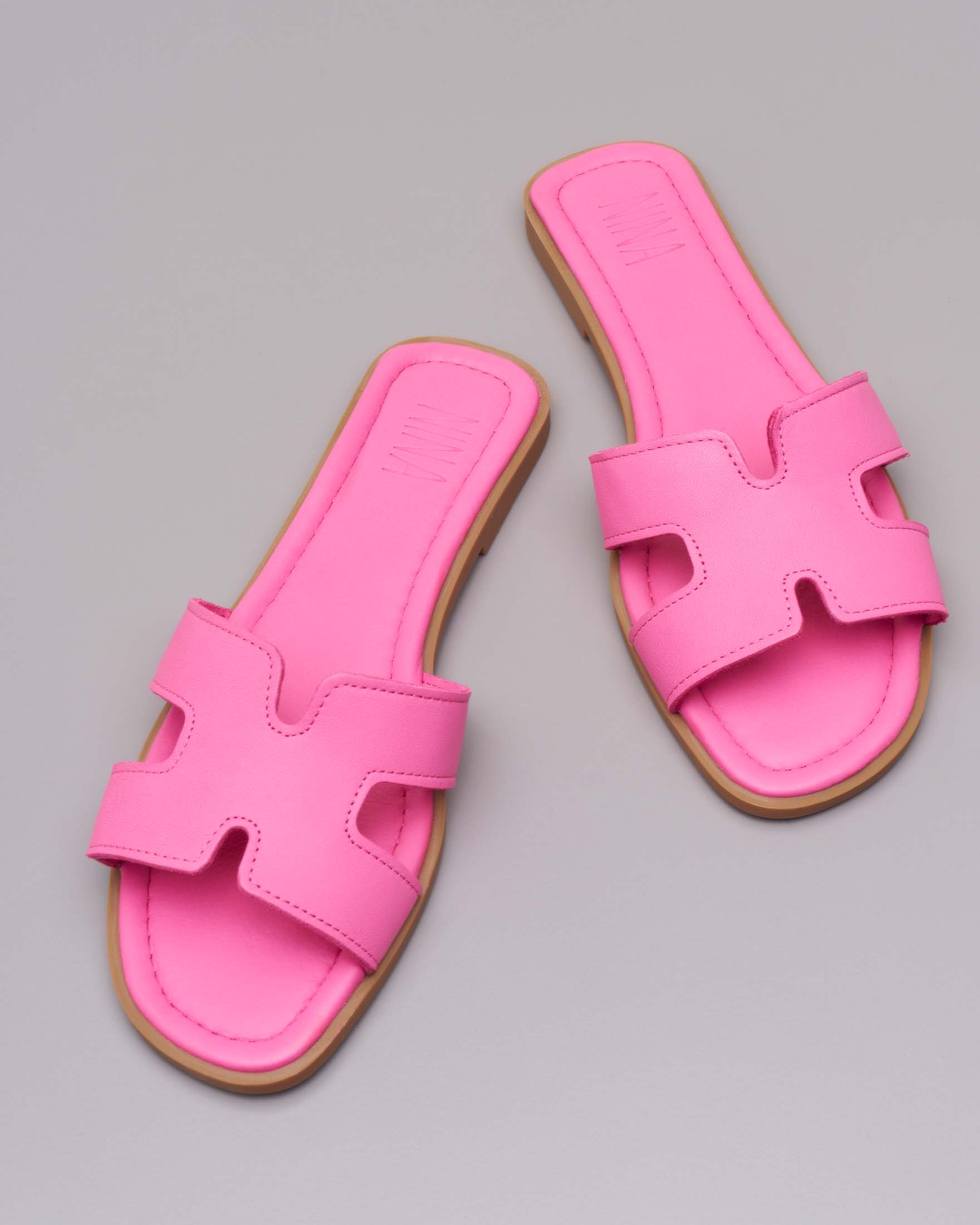 Ciabattina in pelle color fucsia con fascetta cut out laterali ed impunture in tono image