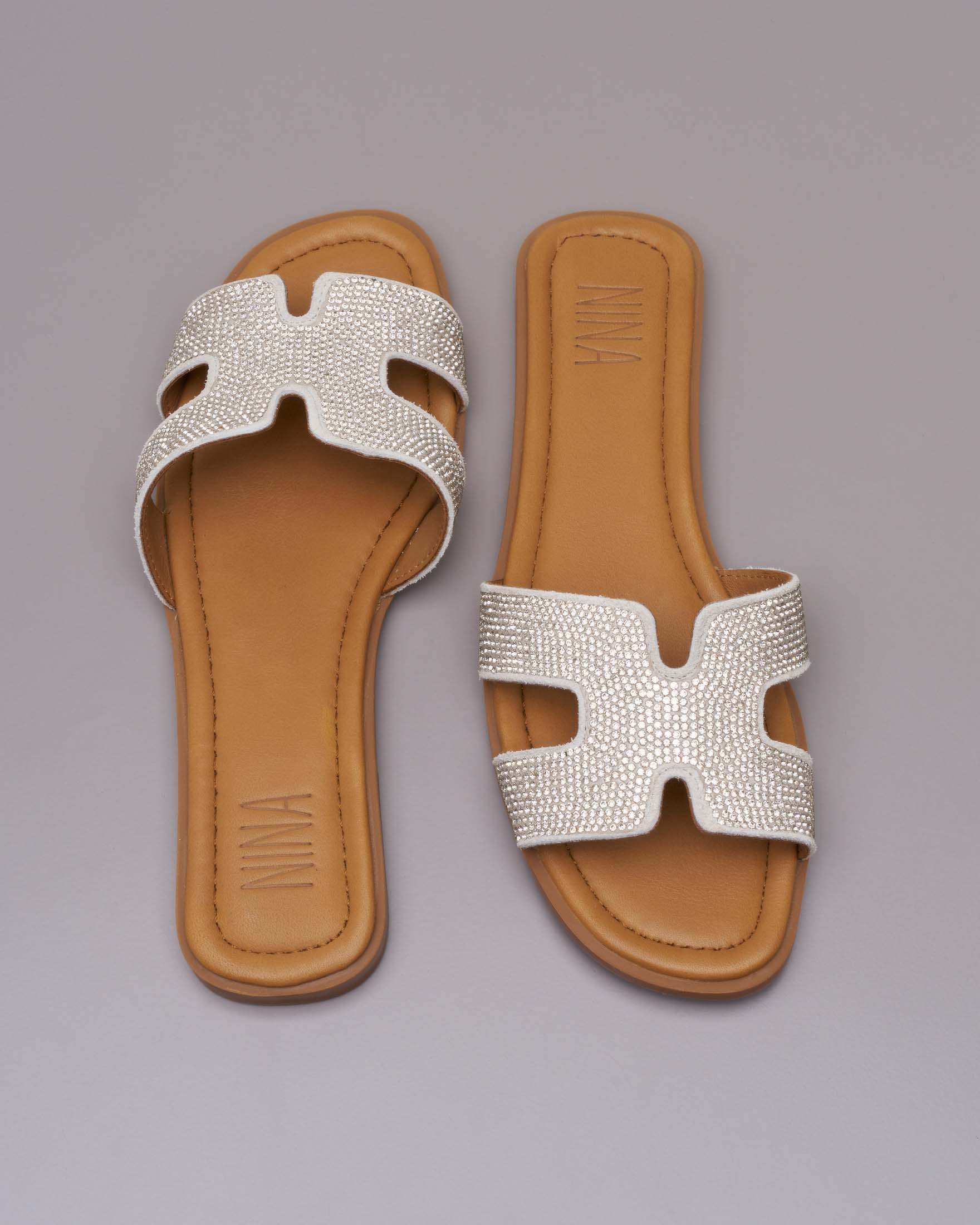 Ciabattina color argento in pelle con cut out laterali sulla fascetta rivestita in strass neri image