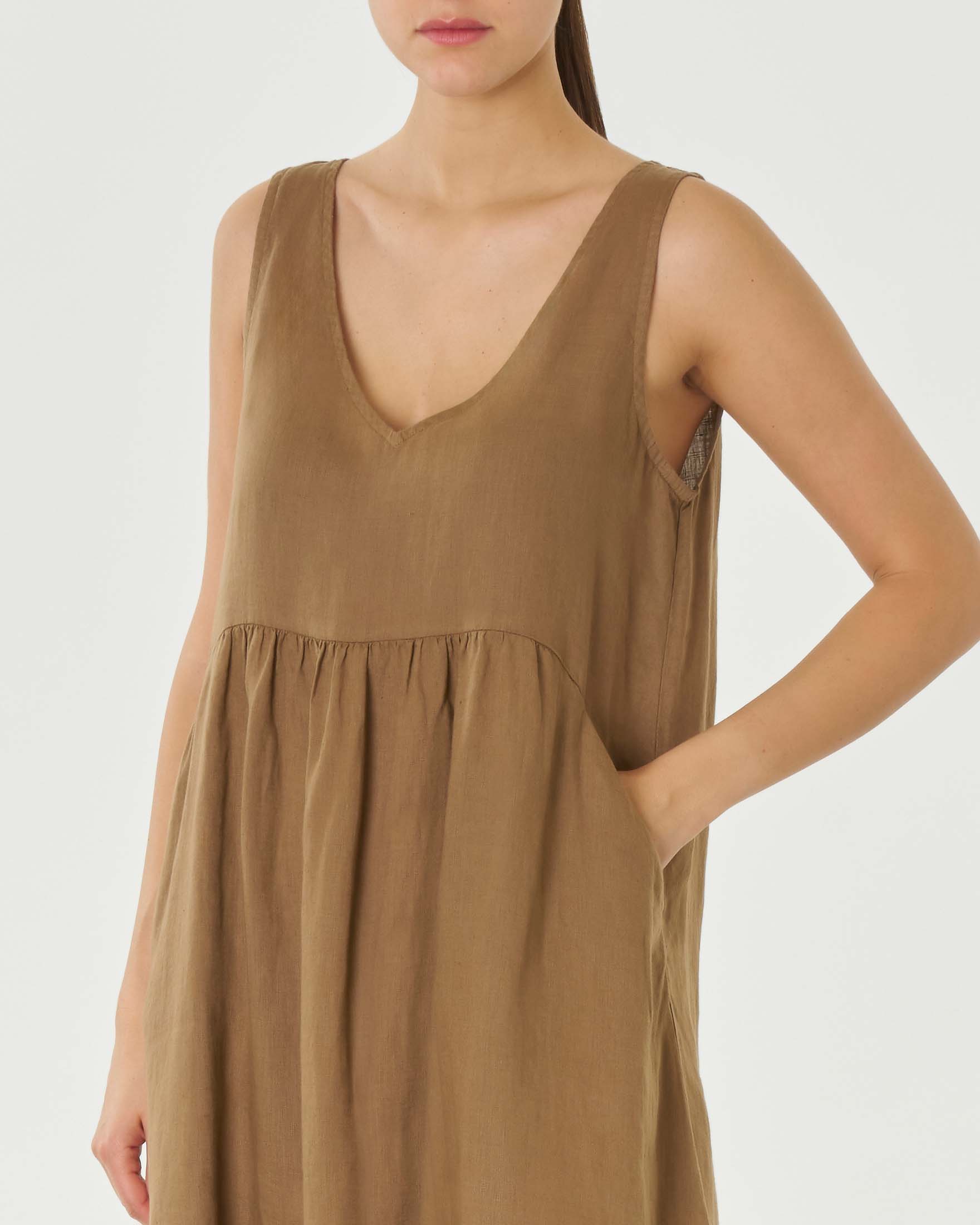 Abito corto color cappuccino in lino senza maniche con scollo a V e arricciatura image
