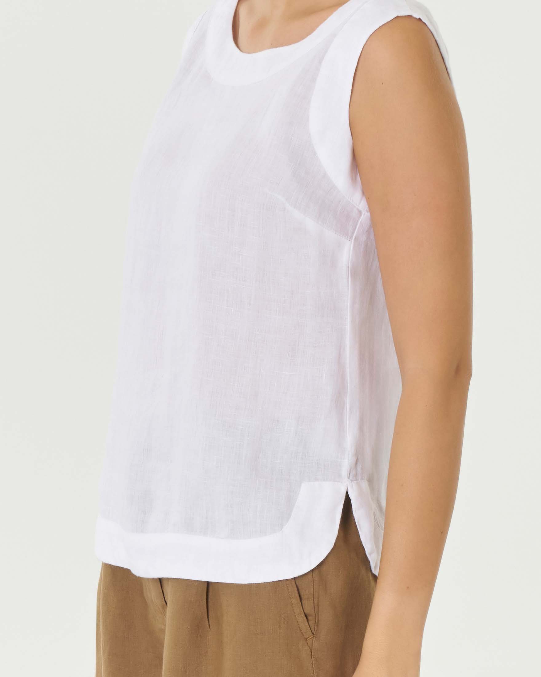 Top bianco in lino senza maniche con fondo stondato e spacchetti laterali image
