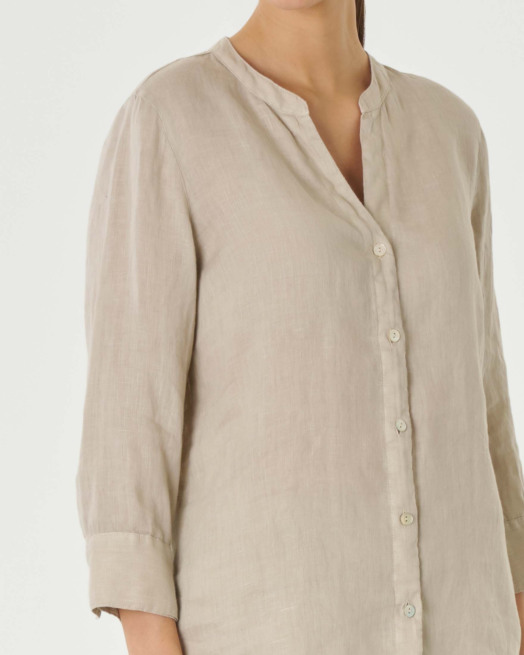 Camicia beige in lino con colletto alla coreana e apertura a V image
