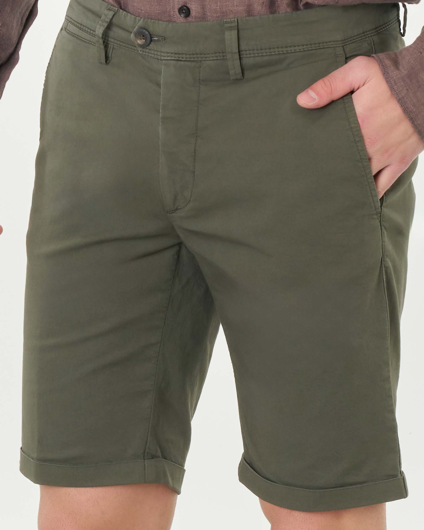 Bermuda chino verde militare in gabardina di cotone stretch