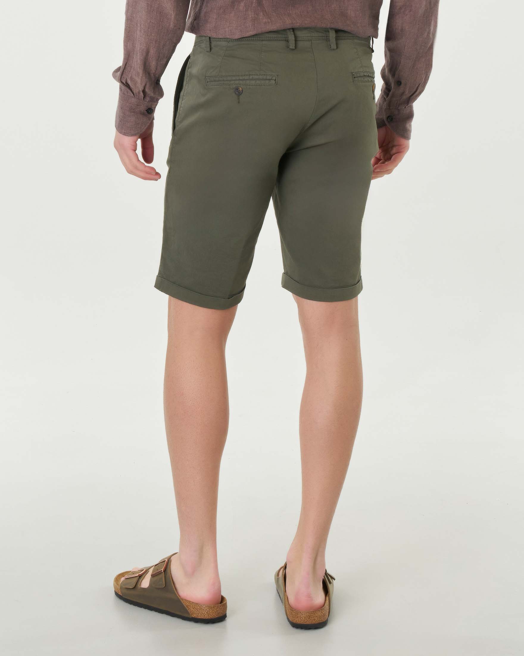 Bermuda chino verde militare in gabardina di cotone stretch