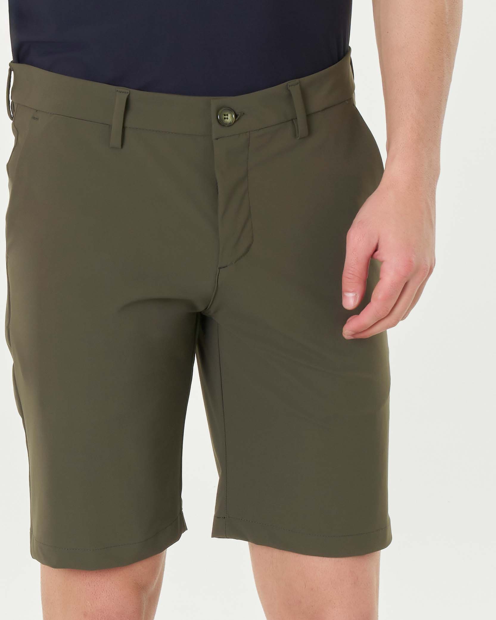 Bermuda chino verde militare in tessuto tecnico stretch image