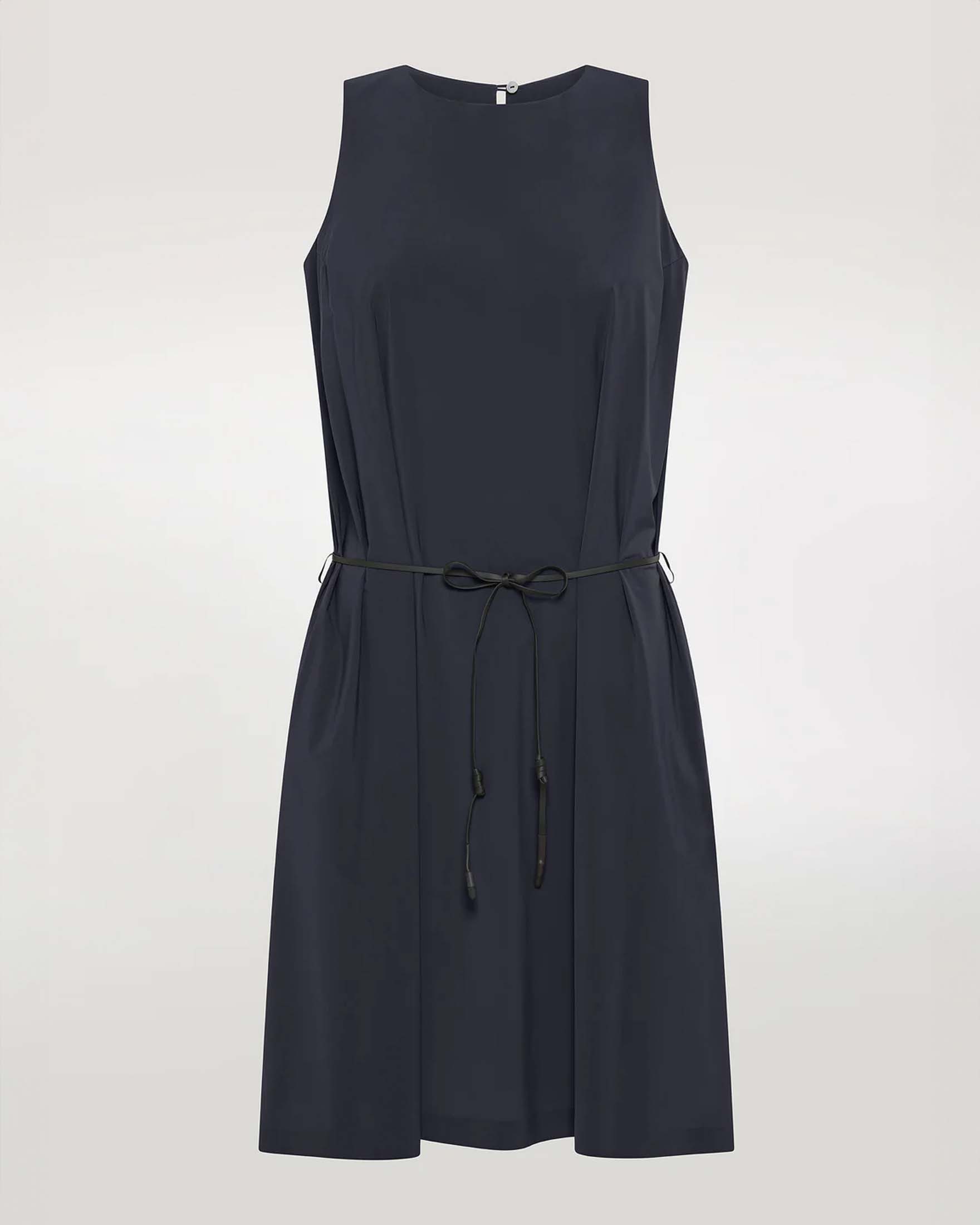Abito corto blu smanicato dalla linea oversize in tessuto tecnico con cinturina annodabile in vita