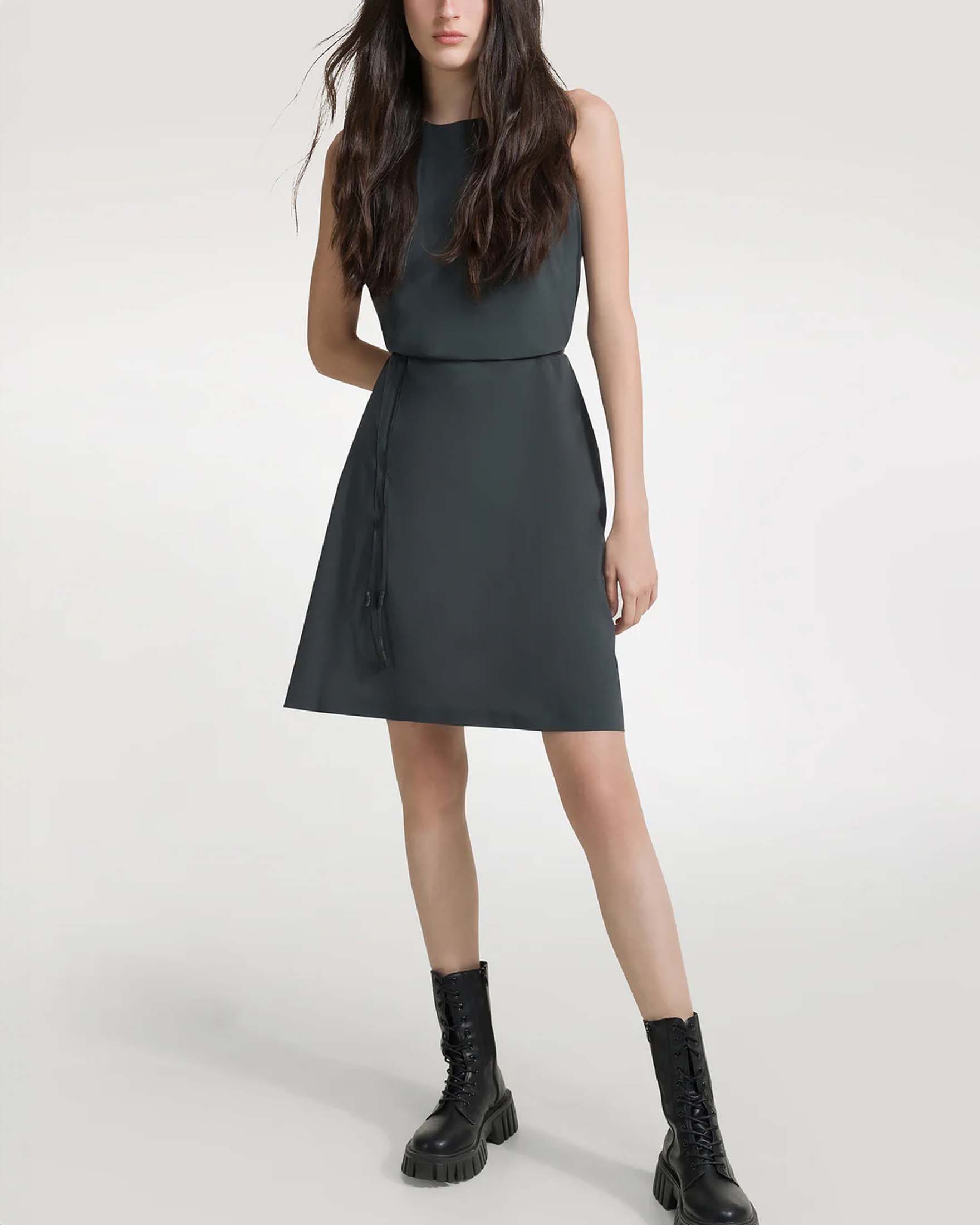 Abito corto blu smanicato dalla linea oversize in tessuto tecnico con cinturina annodabile in vita image