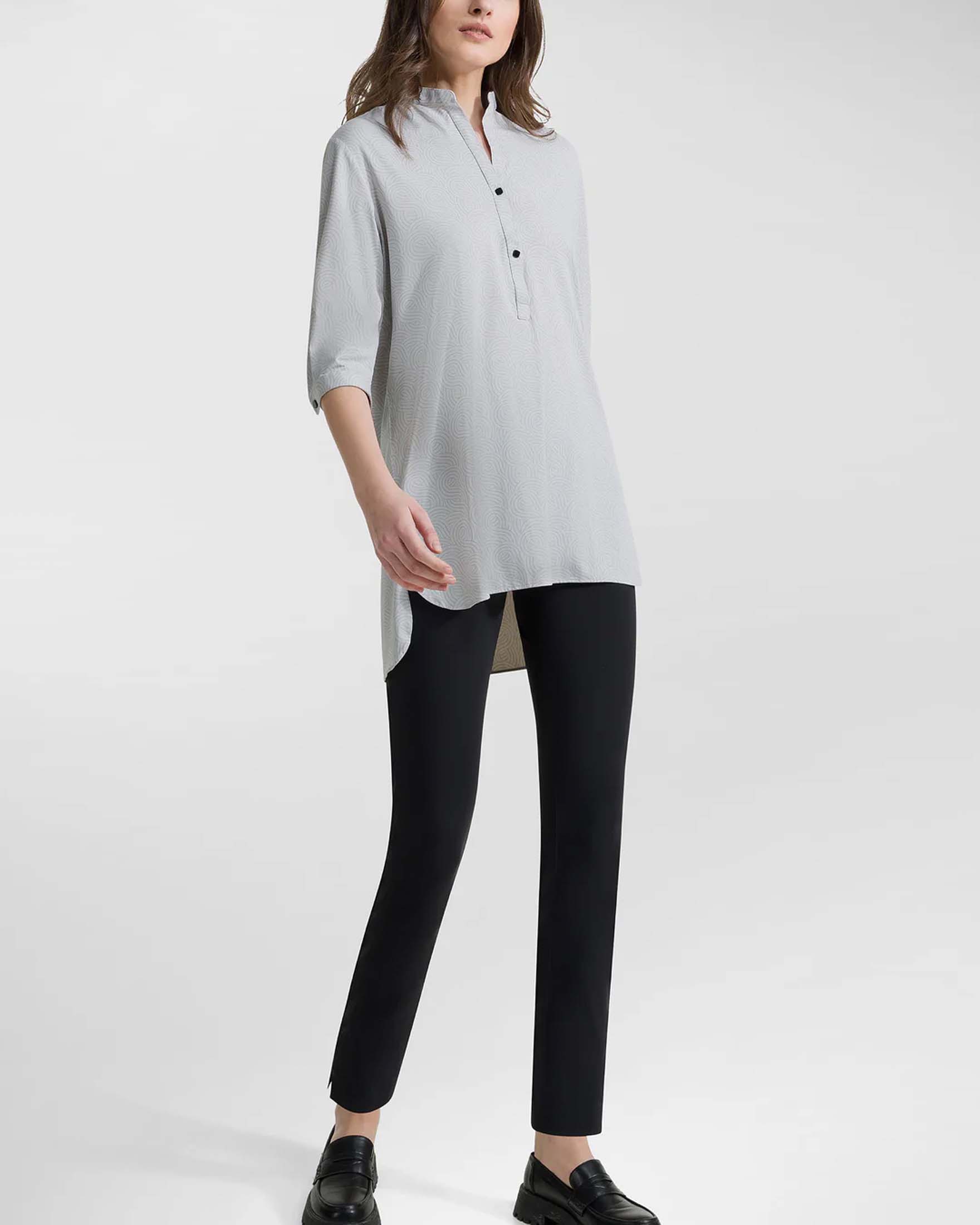 Camicia alla coreana grigio chiaro in Oxford tecnico a fantasia giapponese dalla linea ampia con maniche a tre quarti