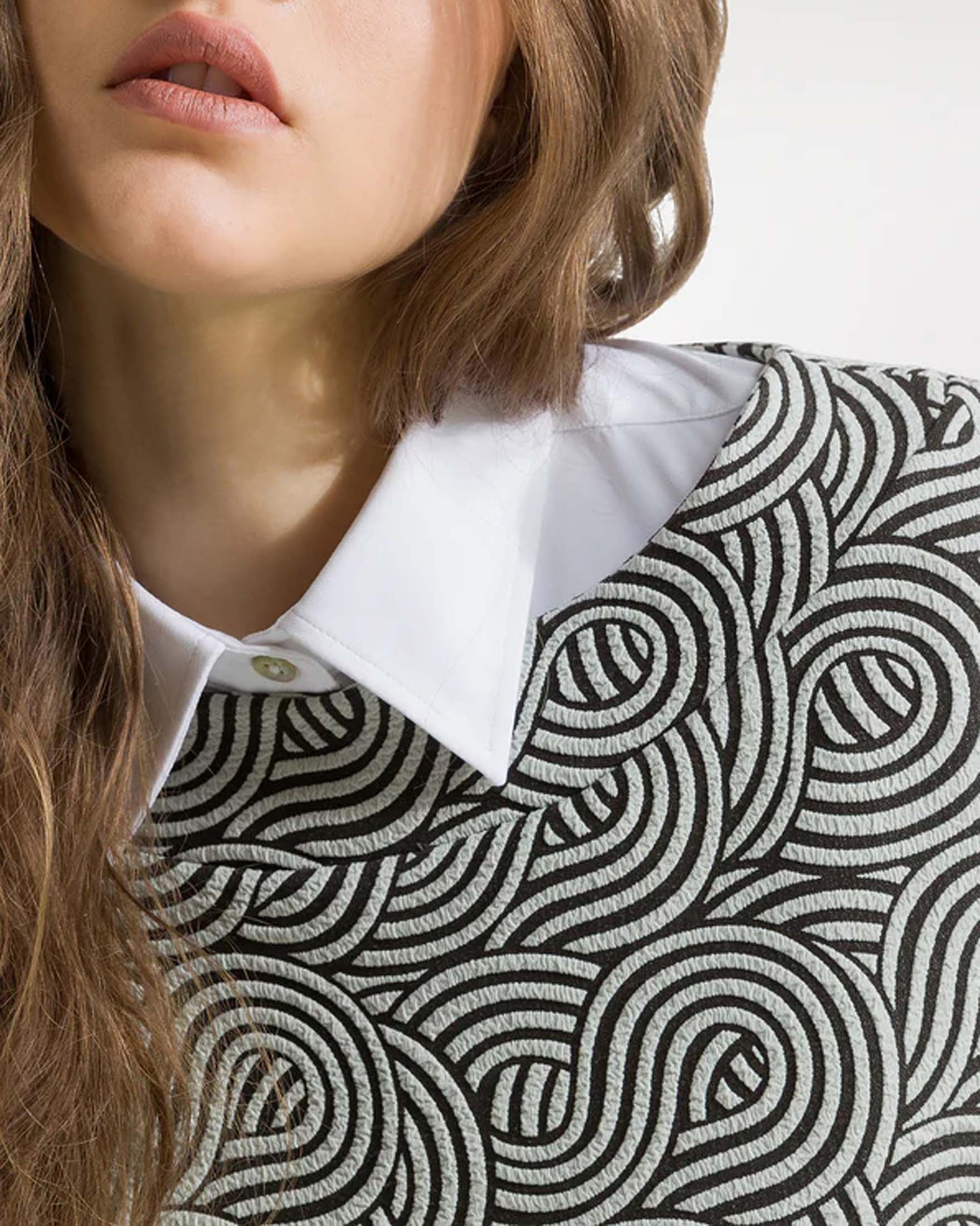 Felpa cropped avorio e grigia in tessuto tecnico jacquard a fantasia d'ispirazione giapponese image