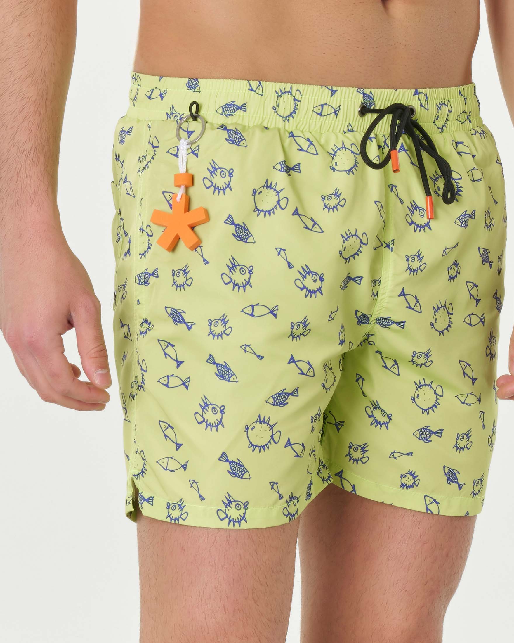Boxer mare giallo con stampa grafica pesci image