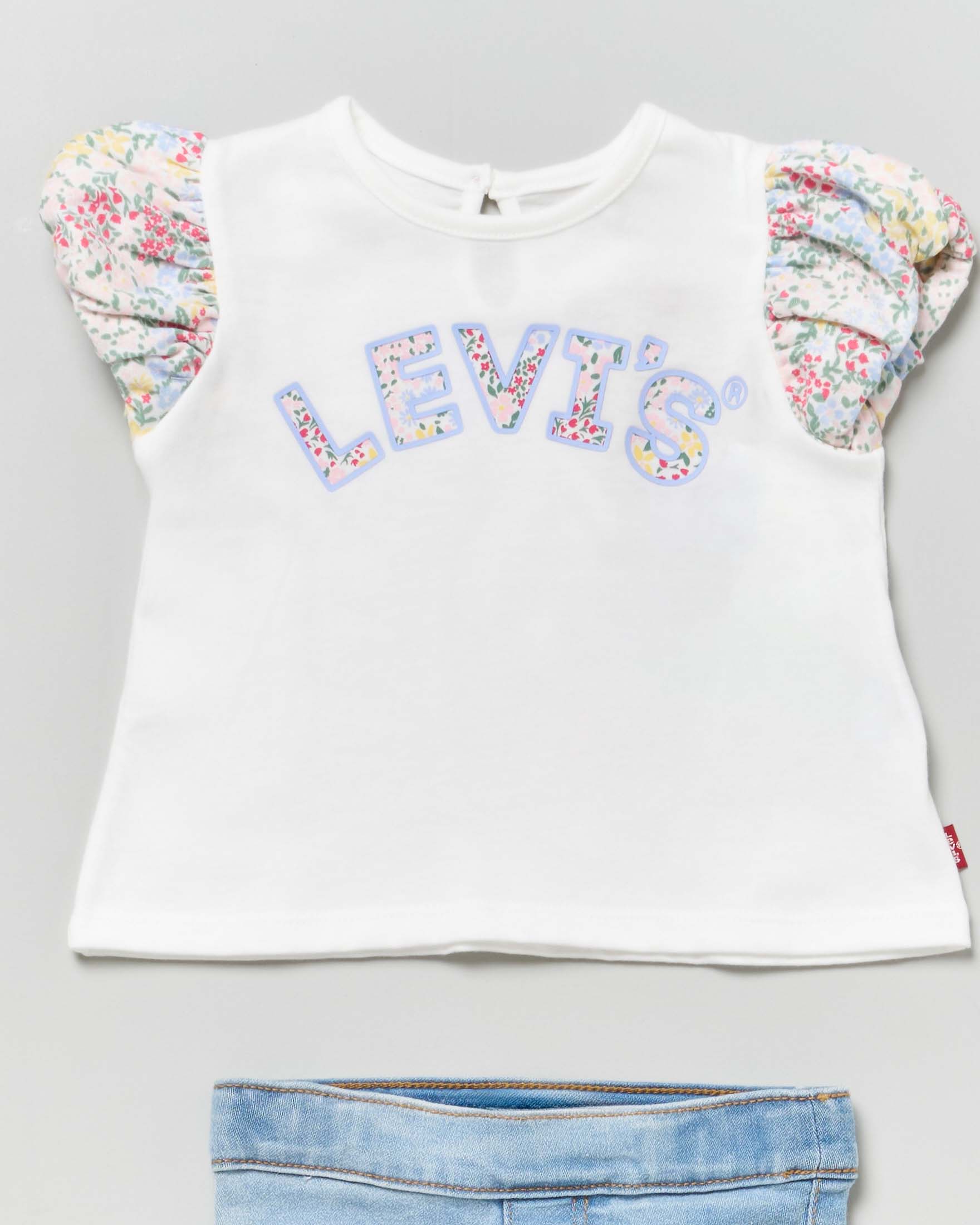 Completo composto da t-shirt bianca a maniche corte floreali e short in denim a lavaggio chiaro  image