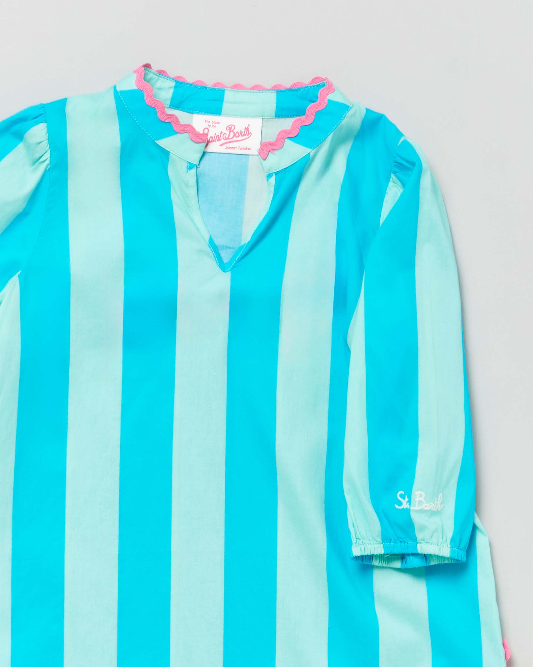 Caftano copricostume in cotone a fantasia rigata azzurra e verde acqua con orli ricamati rosa  image