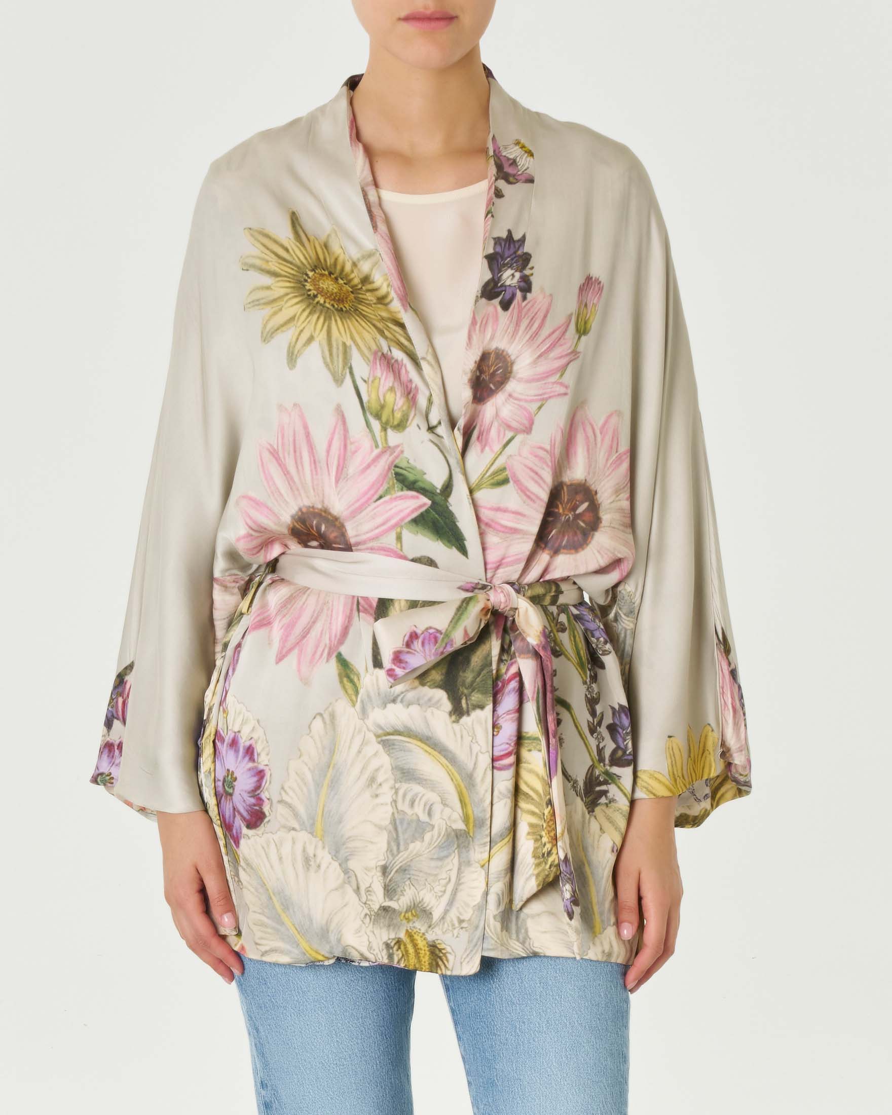 Kimono corto avorio a fantasia margherite in satin con maniche lunghe e cintura annodabile in vita