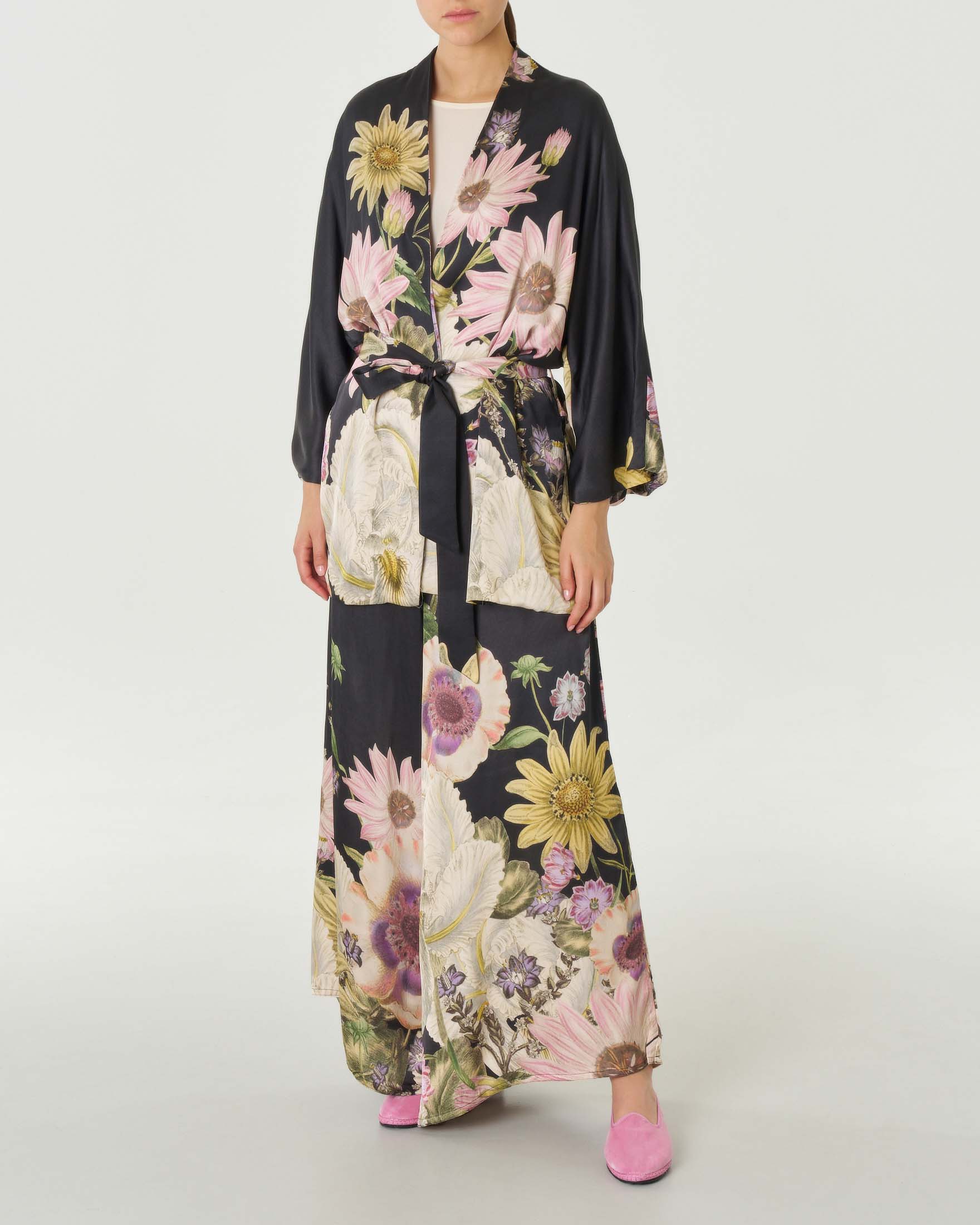 Kimono lungo Daisy nero in tessuto satin e chiusura con cintura image