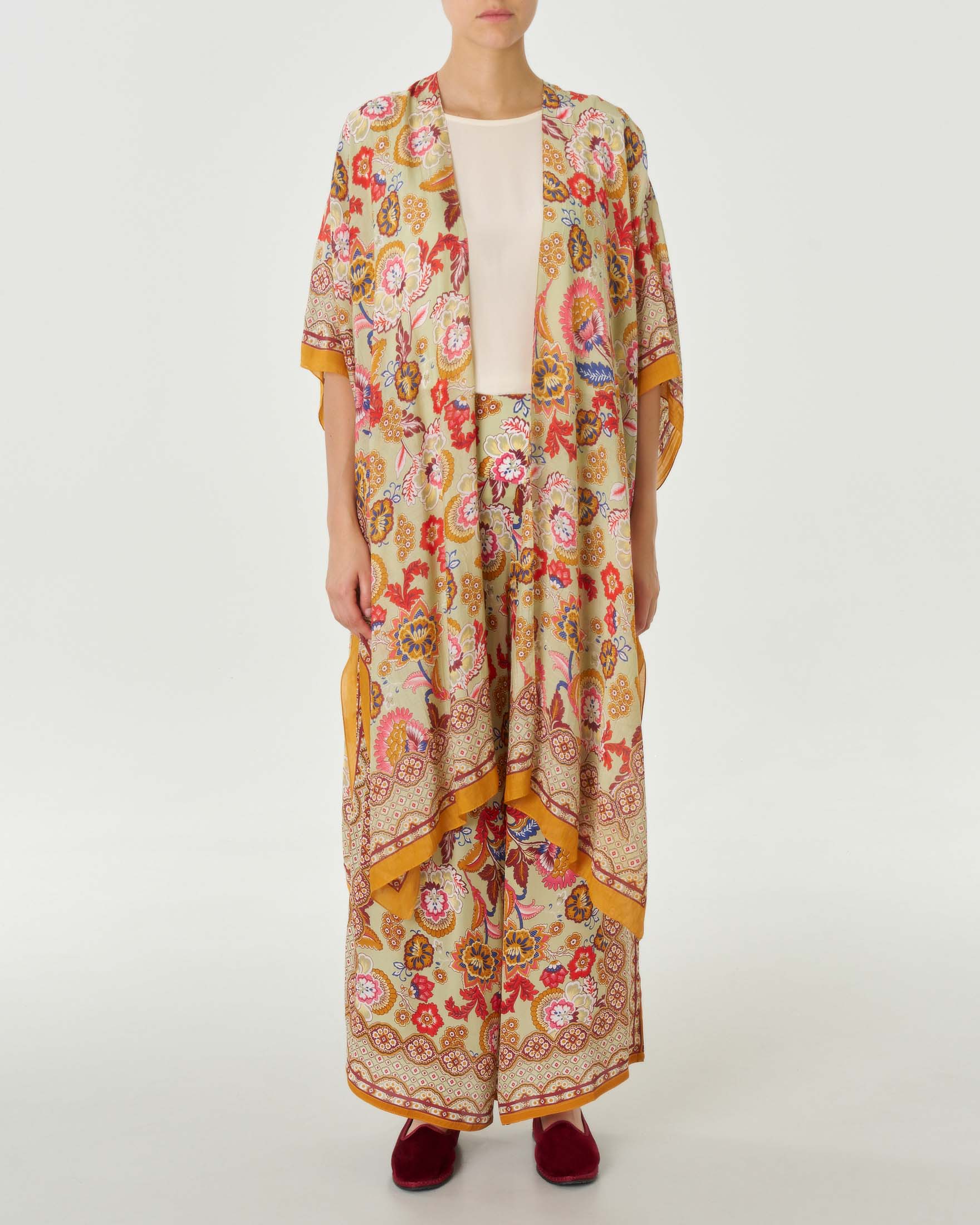 Kimono lungo verde chiaro a fantasia floreale d'ispirazione indiana arancio e multicolore in cupro e modal