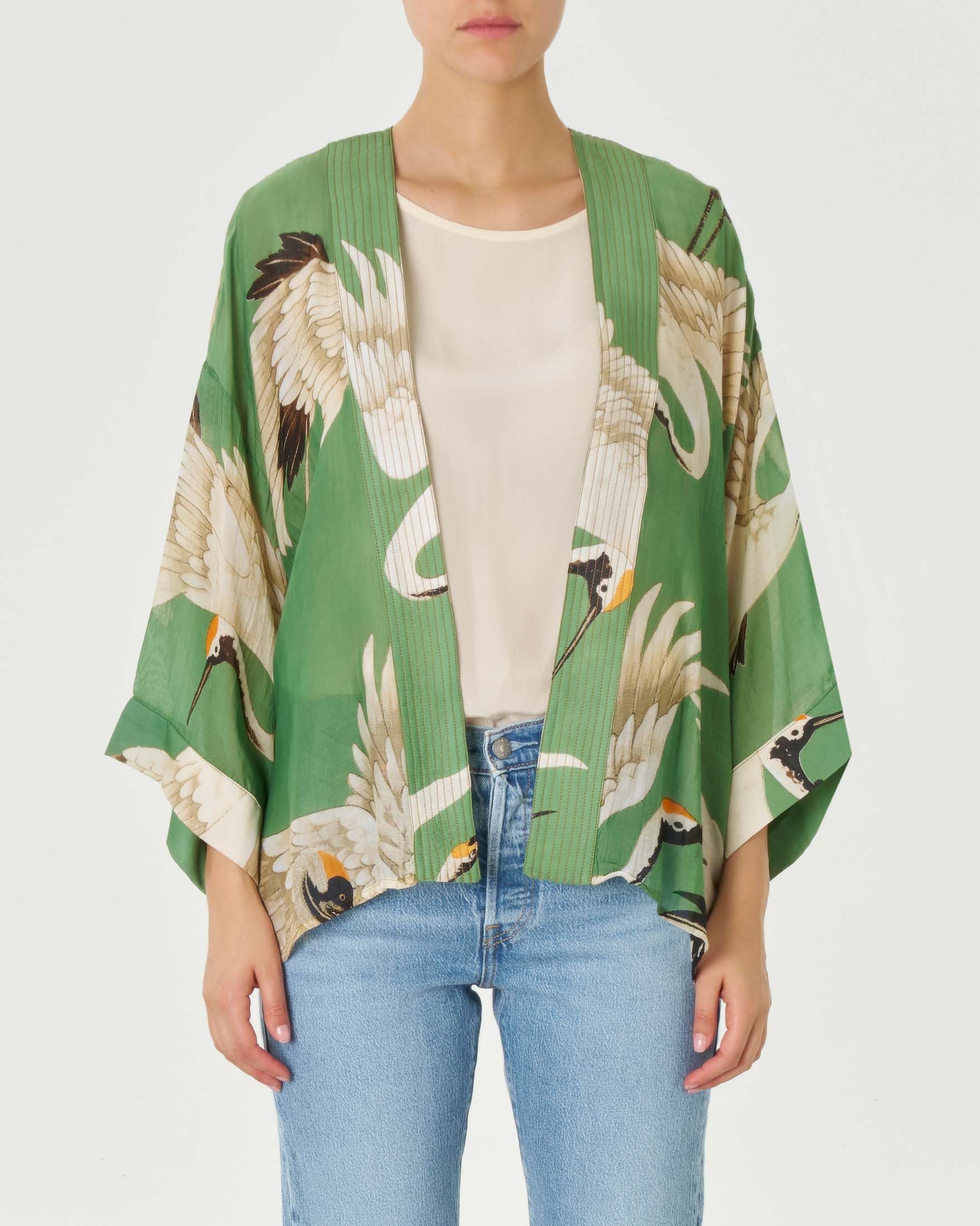 Kimono corto verde a fantasia cicogne in cupro e modal a maniche lunghe