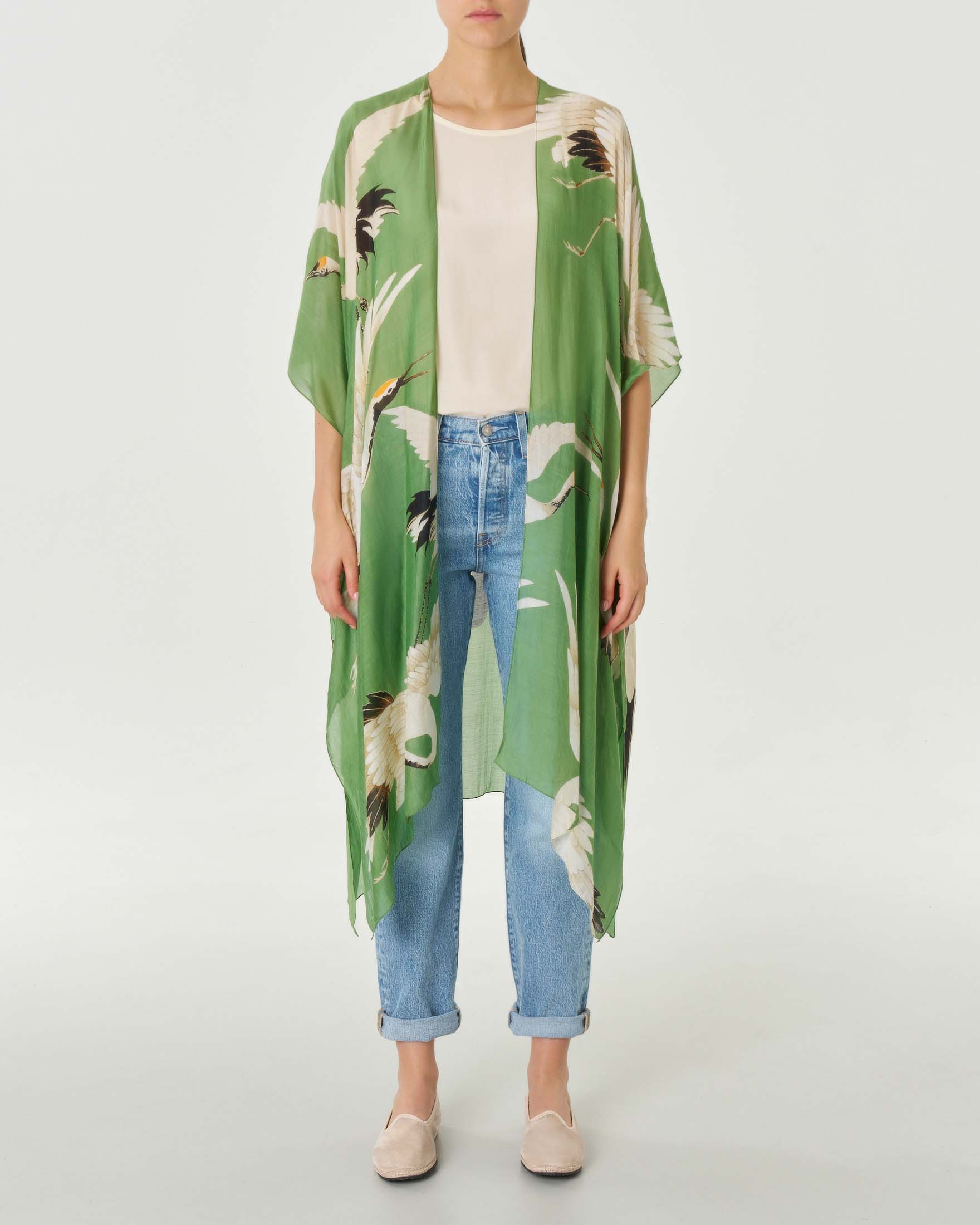 Kimono lungo verde a fantasia cicogne in cupro e modal con maniche a tre quarti e spacchi laterali