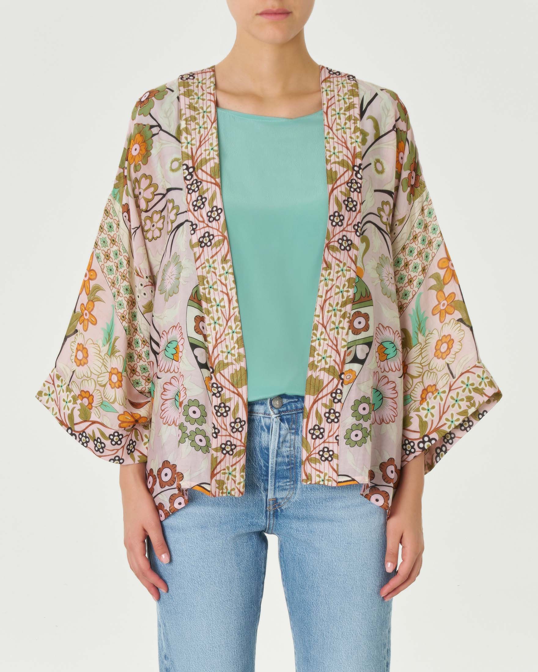 Kimono corto rosa chiaro a fantasia floreale arancio beige e verde acqua in cupro e modal