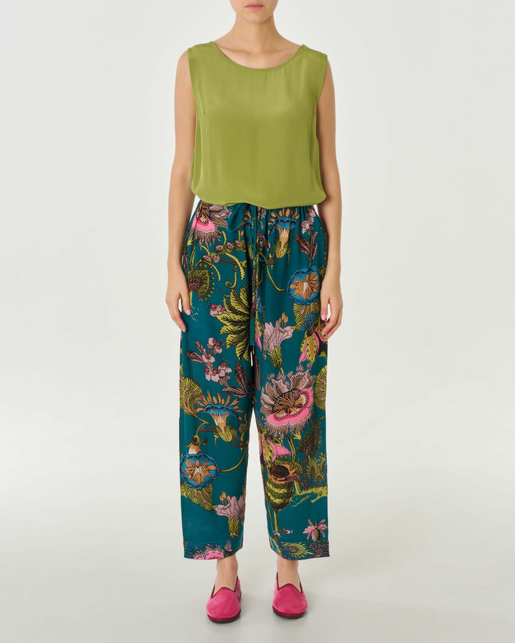 Pantaloni ampi in viscosa color ottanio a fantasia floreale rosa verde e bluette con coulisse in vita