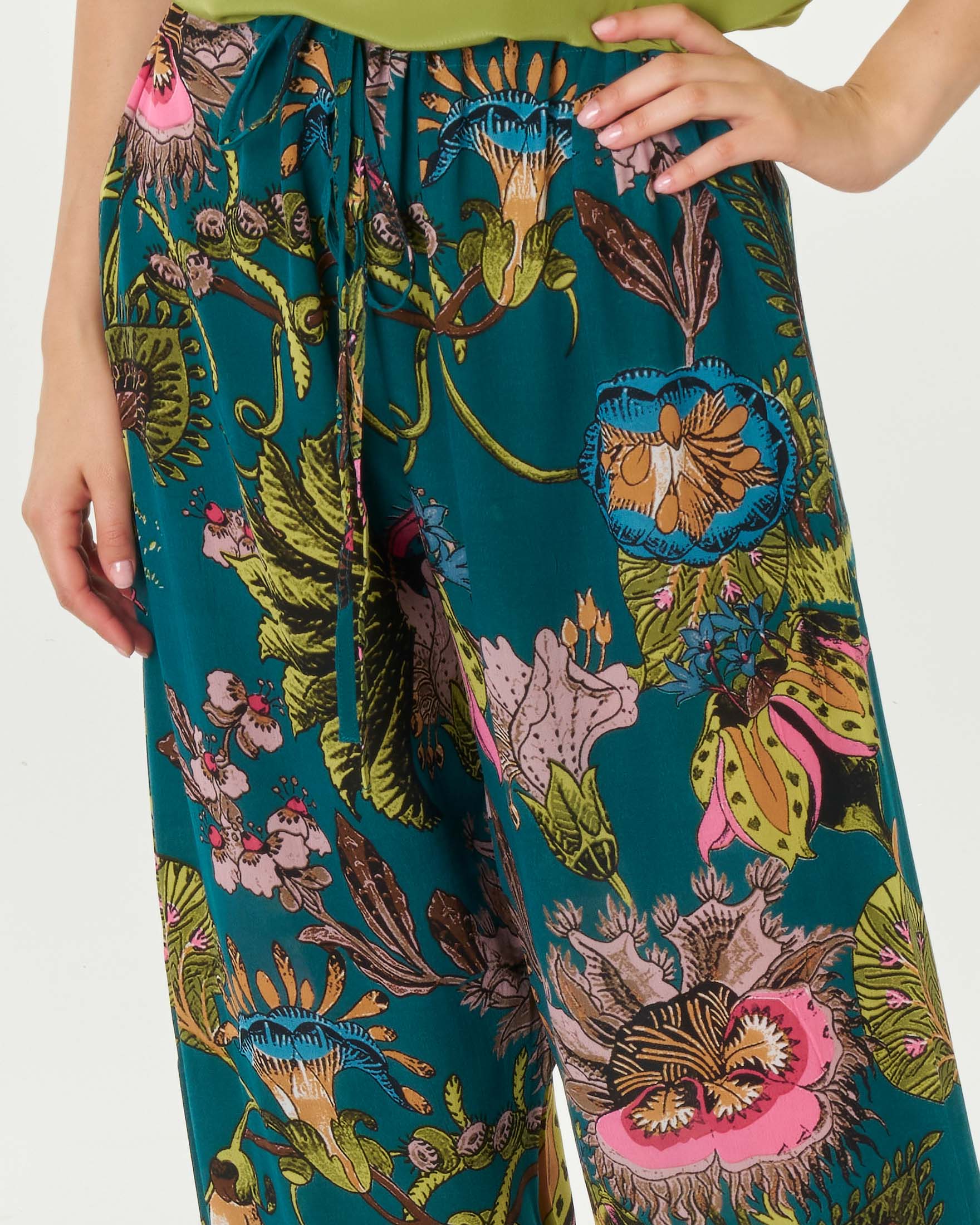 Pantaloni ampi in viscosa color ottanio a fantasia floreale rosa verde e bluette con coulisse in vita image