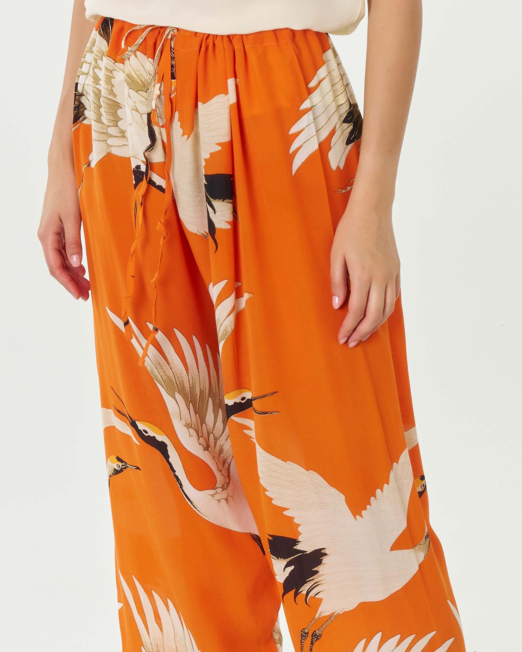 Pantaloni ampi color arancio in viscosa a fantasia cicogne con coulisse in vita image