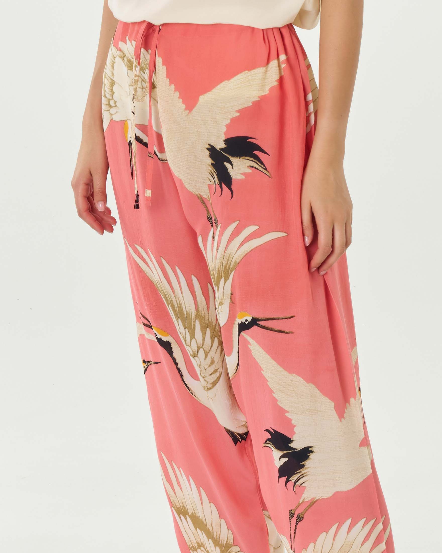 Pantaloni ampi color corallo in viscosa a fantasia cicogne con coulisse in vita image