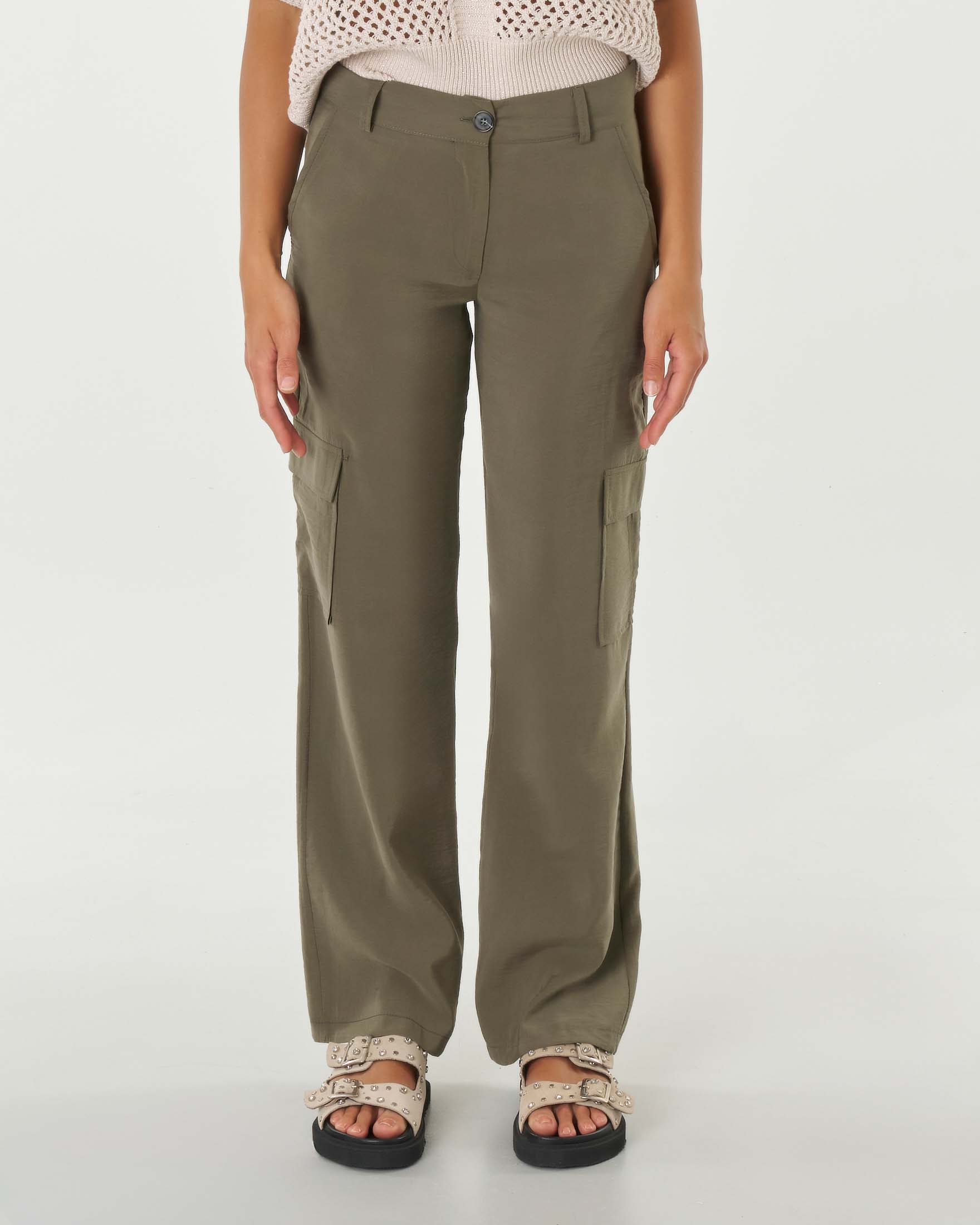 Pantaloni wide leg cargo verde militare in froisse di modal a vita media image