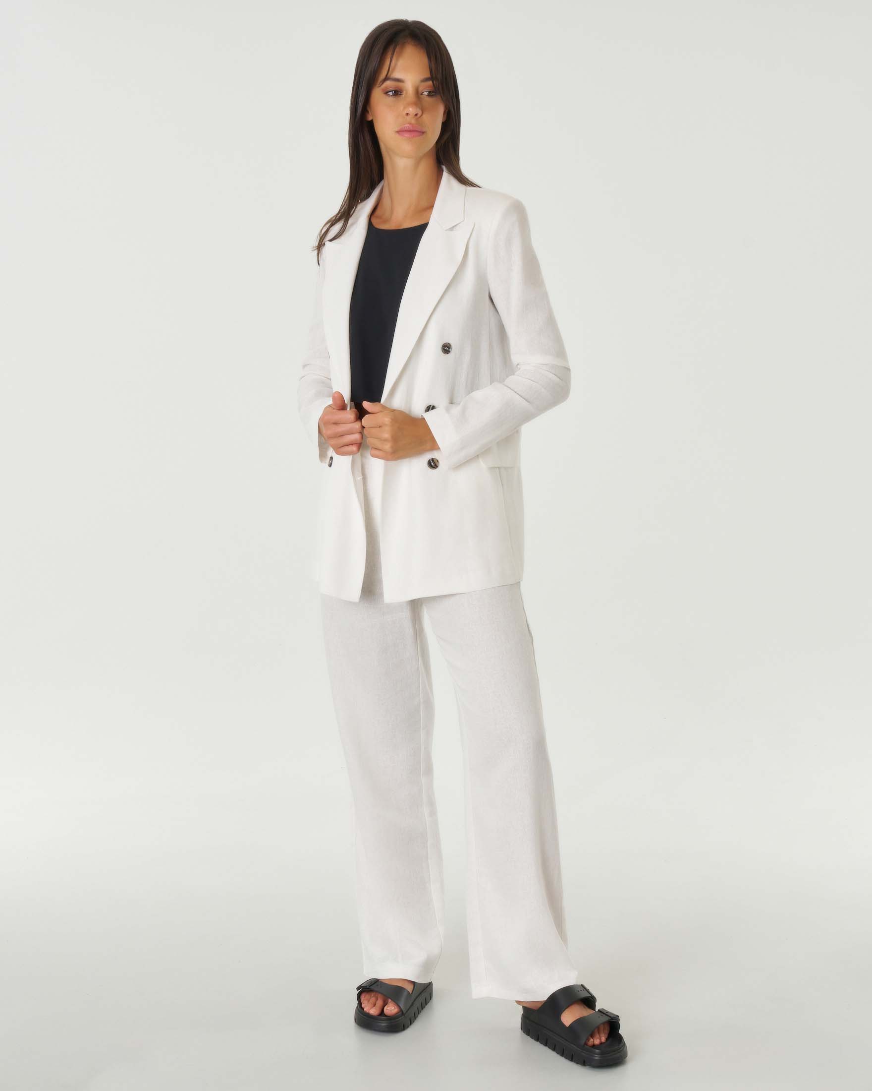 Pantaloni bianchi a vita media in lino e viscosa dalla linea ampia e dritta con pinces frontali