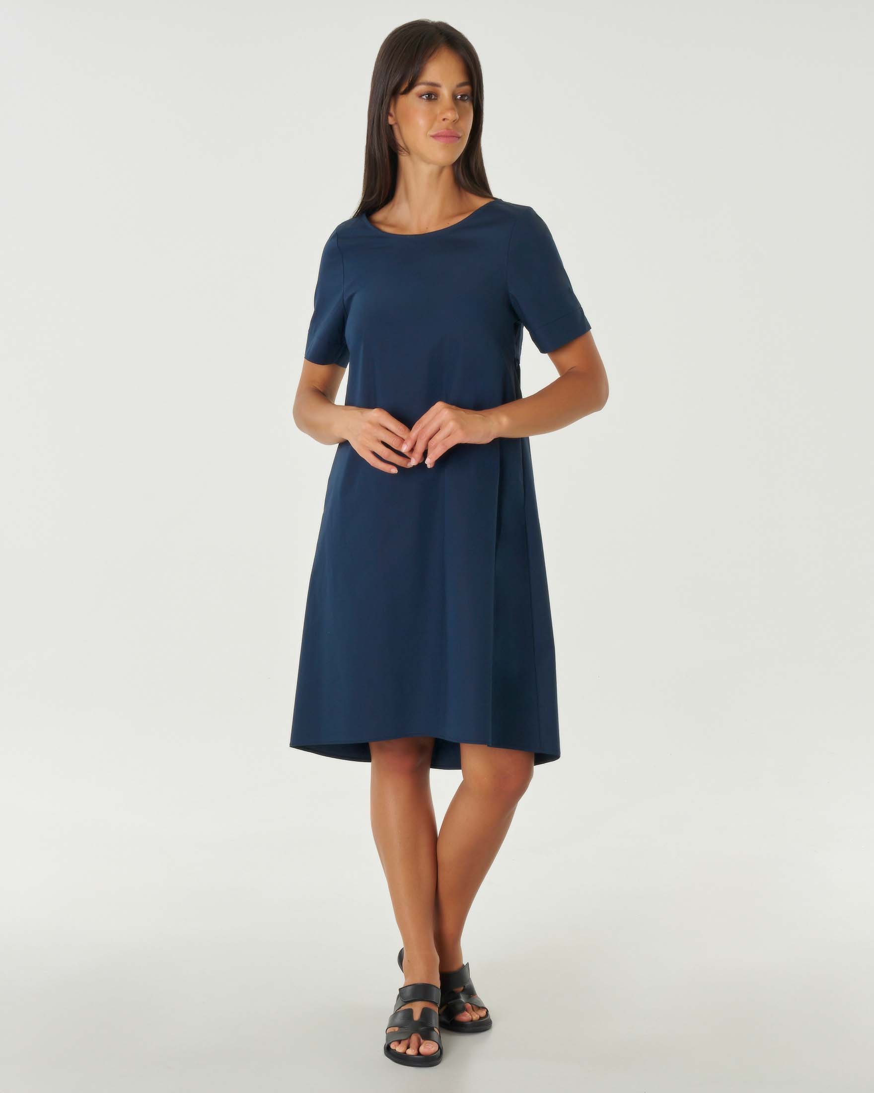 Abito midi a mezze maniche blu dalla linea ad uovo in cotone stretch con arricciatura sul retro