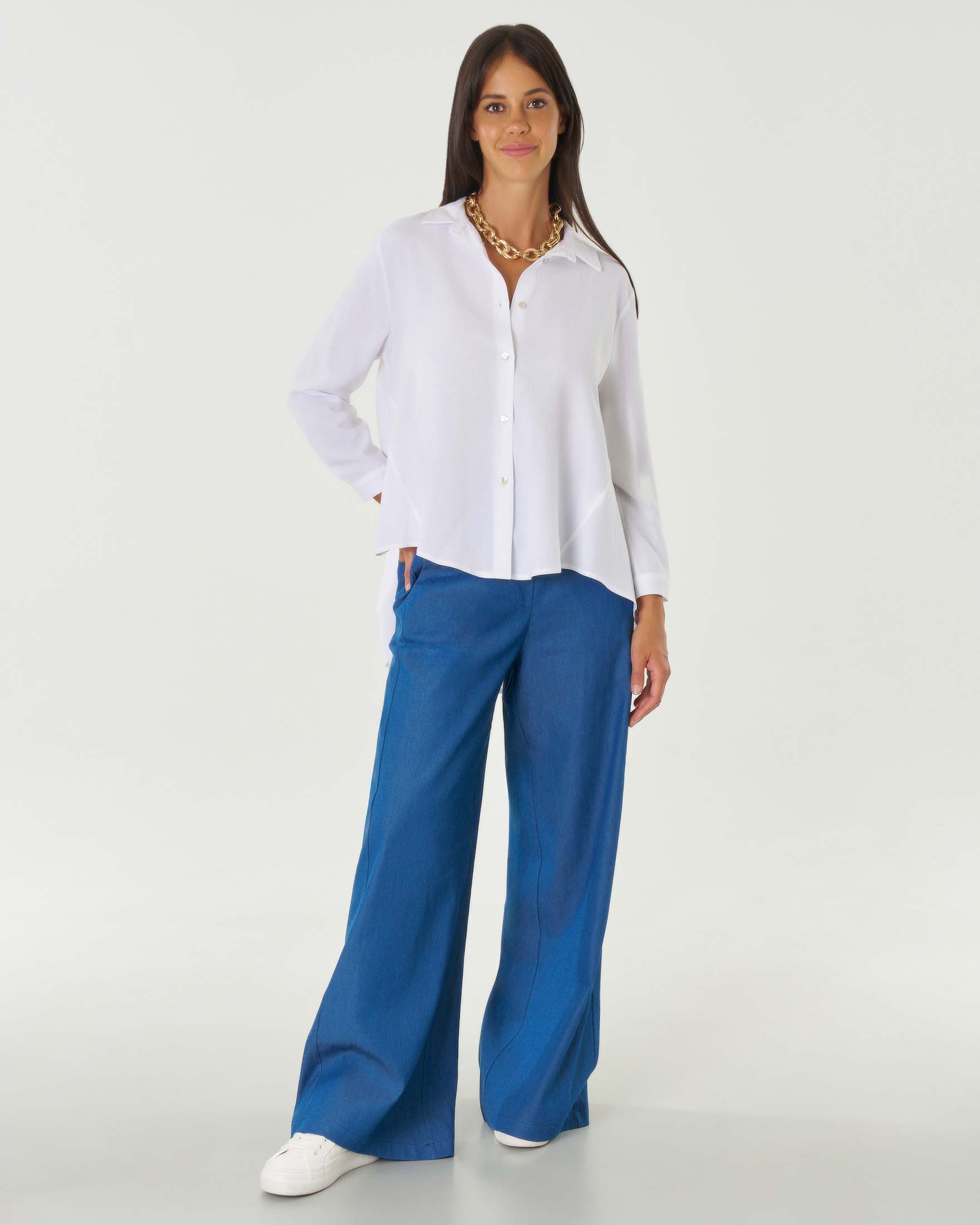 Camicia bianca con maniche a tre quarti in viscosa e lino con tagli obliqui ai lati e fondo più lungo dietro