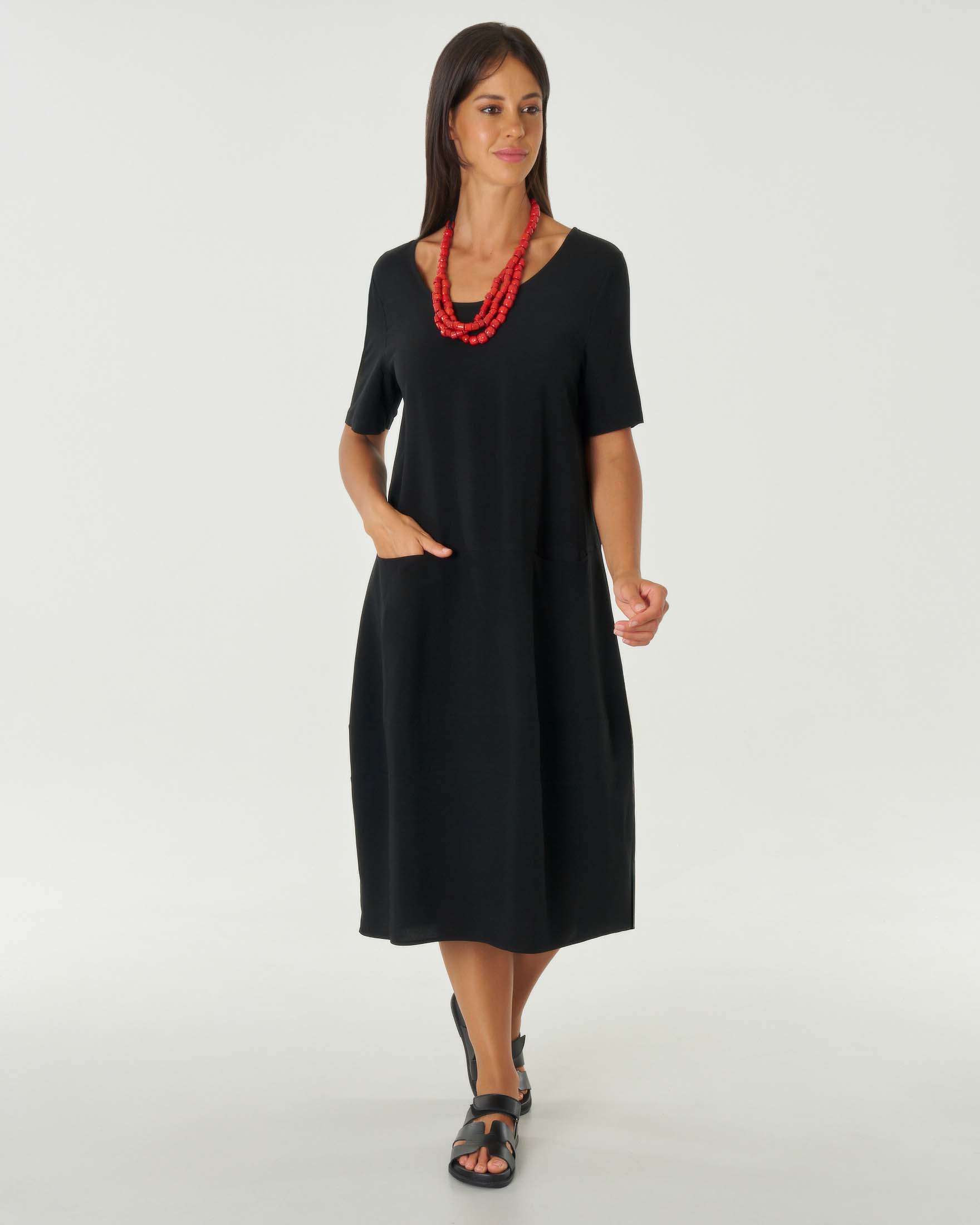 Abito midi nero in viscosa e lino a mezze maniche dalla linea a uovo con tasche frontali