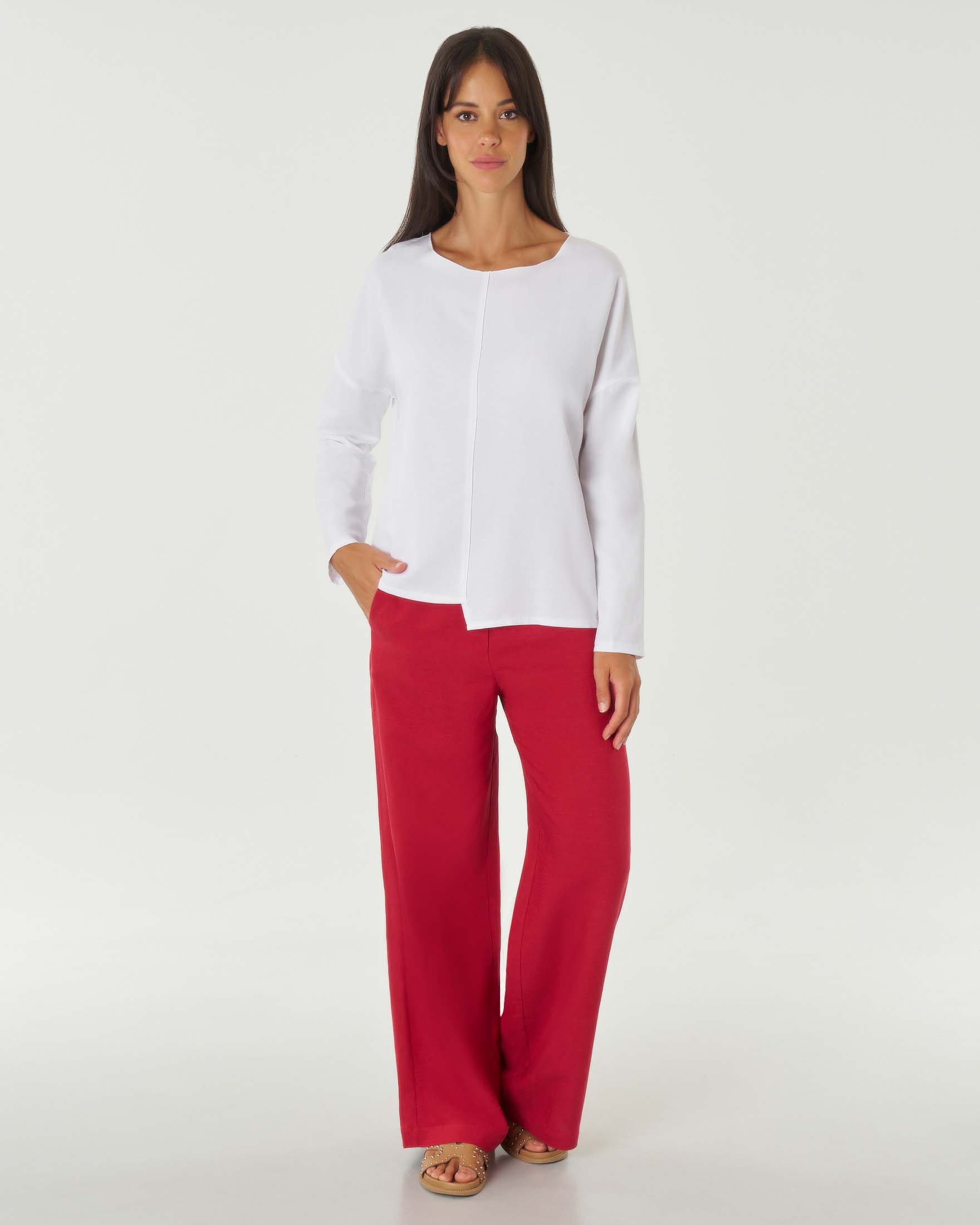 Blusa bianca dalla linea morbida in lino e viscosa asimmetrica a maniche lunghe