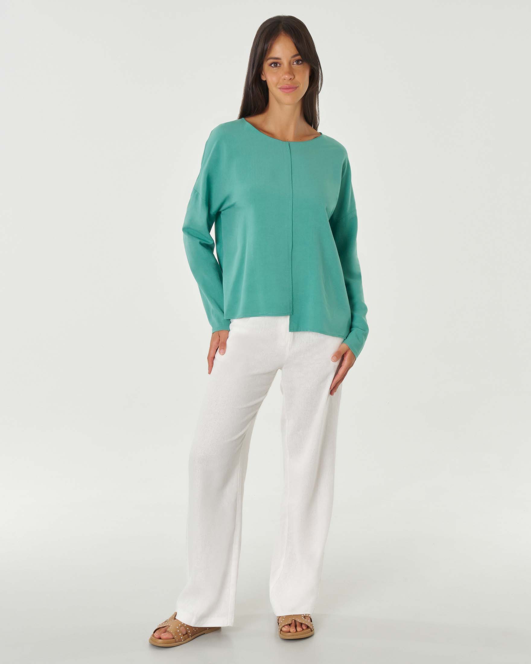 Blusa color giada dalla linea morbida in lino e viscosa asimmetrica a maniche lunghe