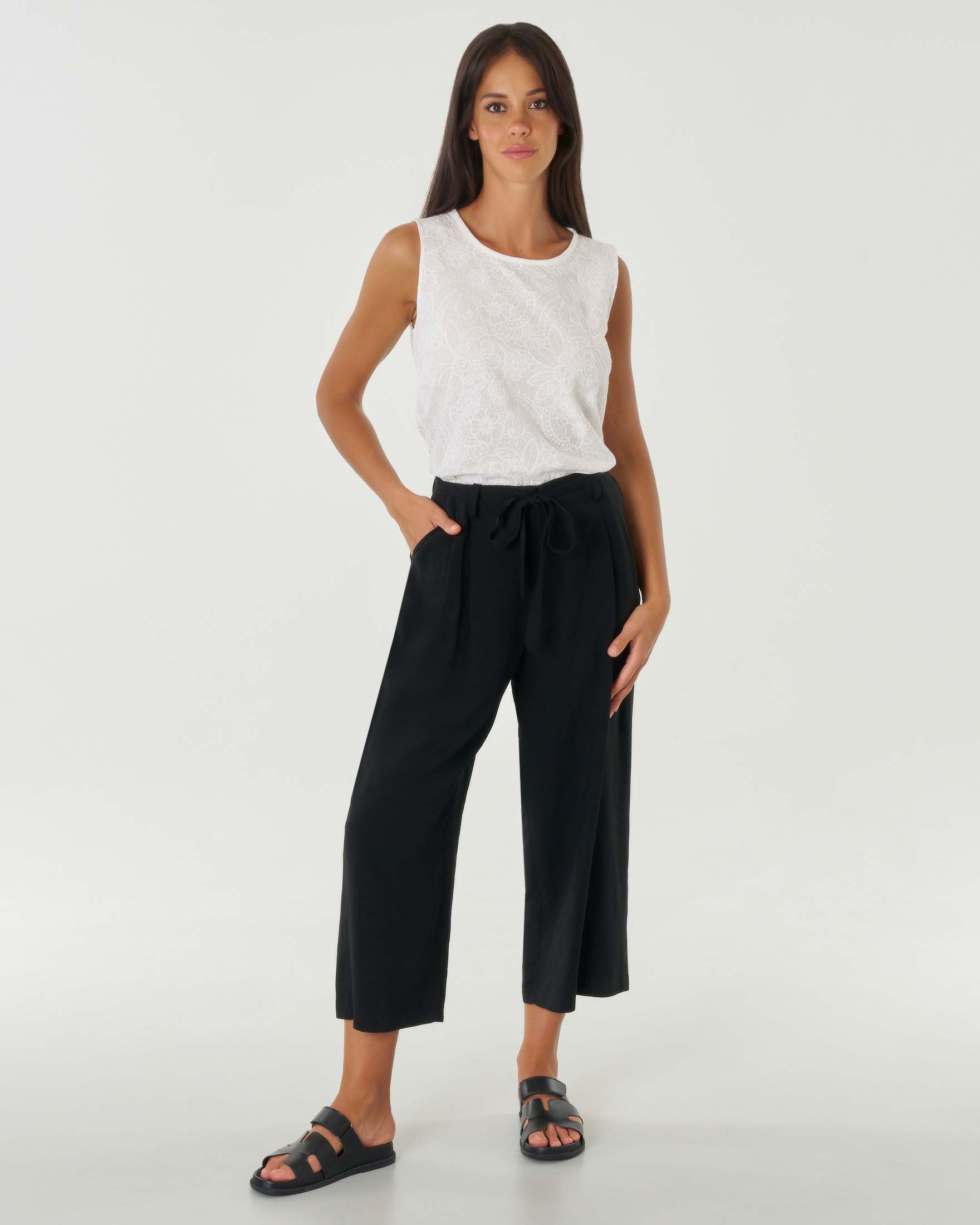 Pantaloni cropped nero ampi in viscosa e lino con pieghe frontali e cintura annodabile