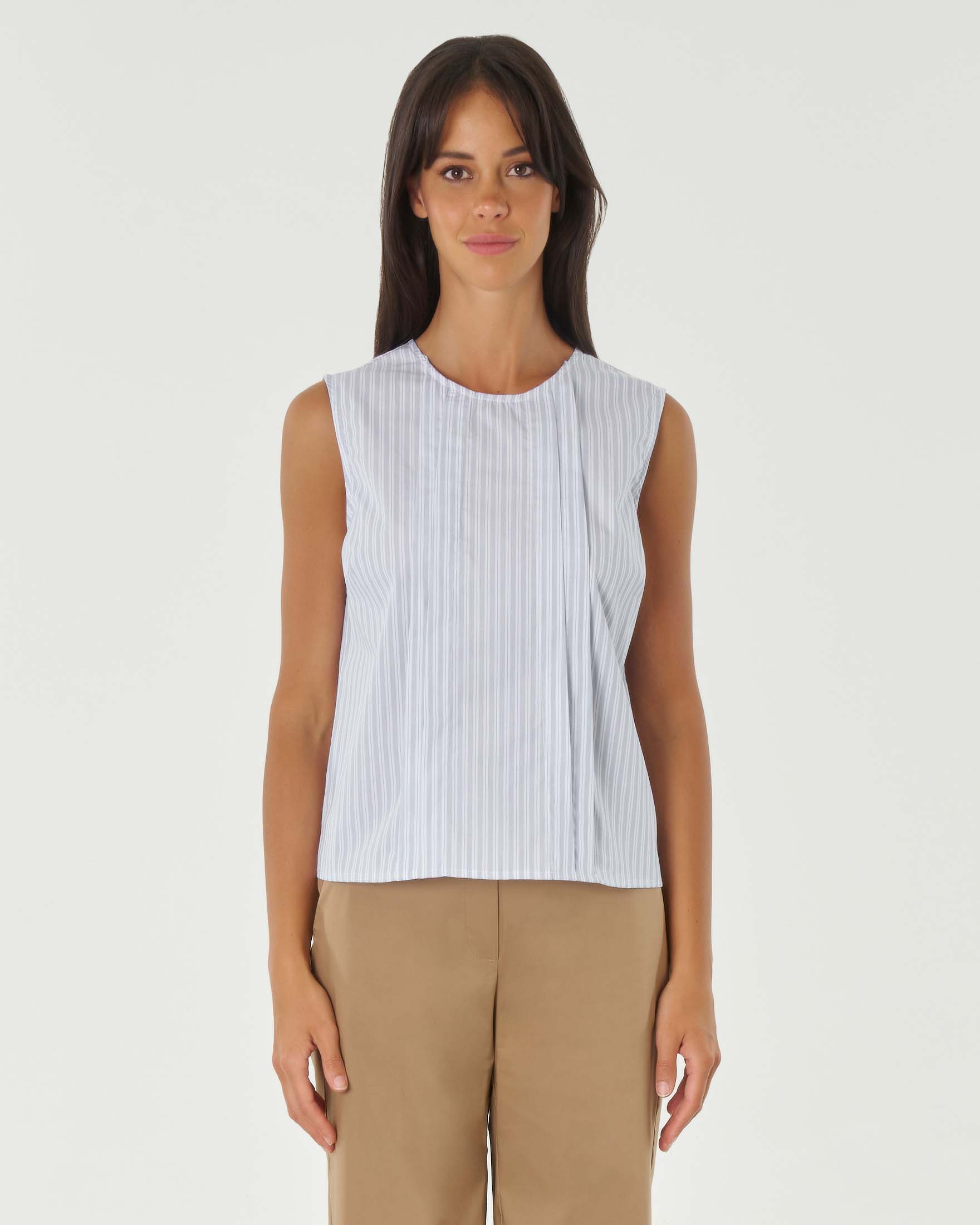 Top azzurro a righe bianche smanicato in puro cotone con scollo a giro e pieghine sul davanti image