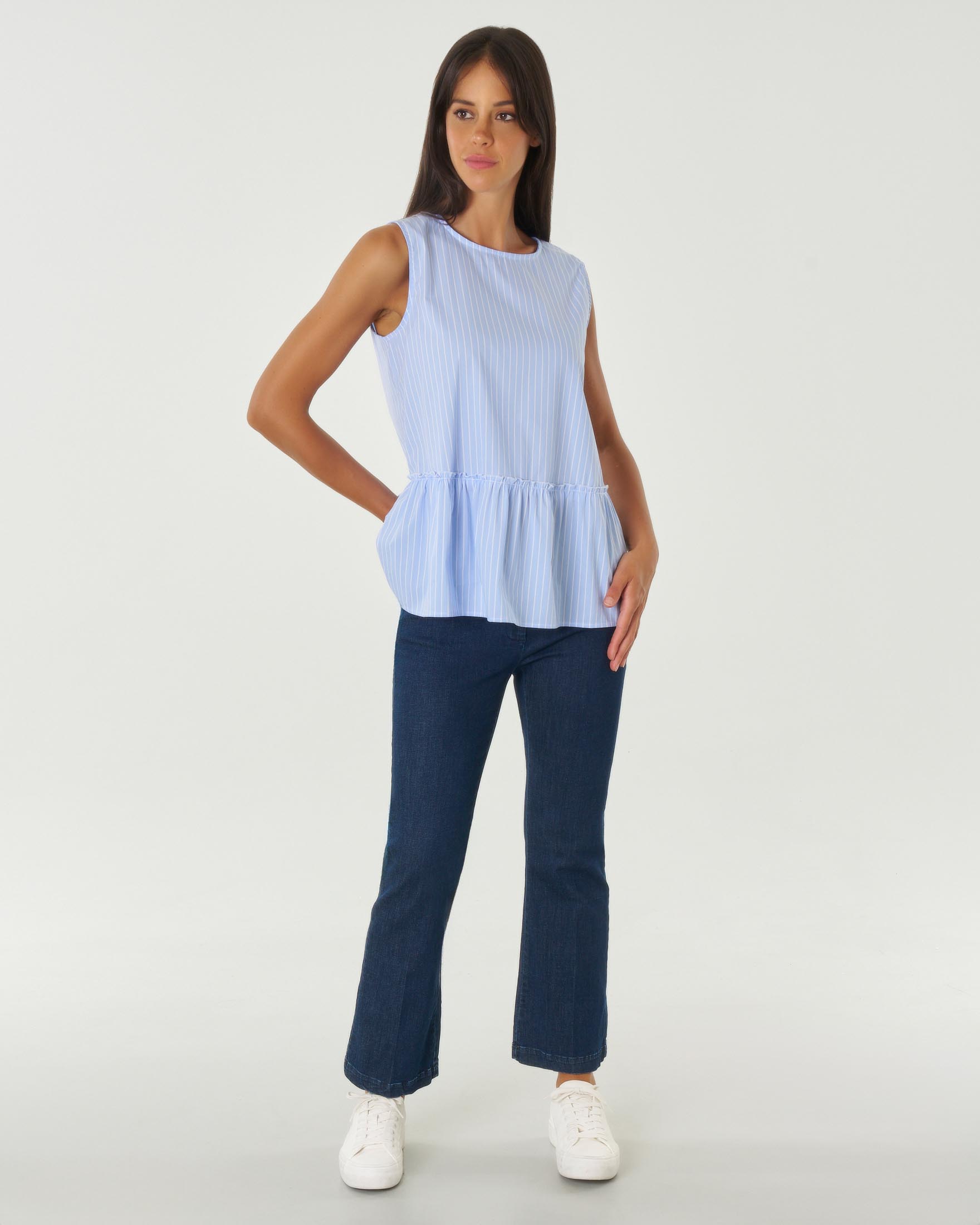 Top smanicato azzurro a righine bianche in cotone stretch con volant arricciato sul fondo