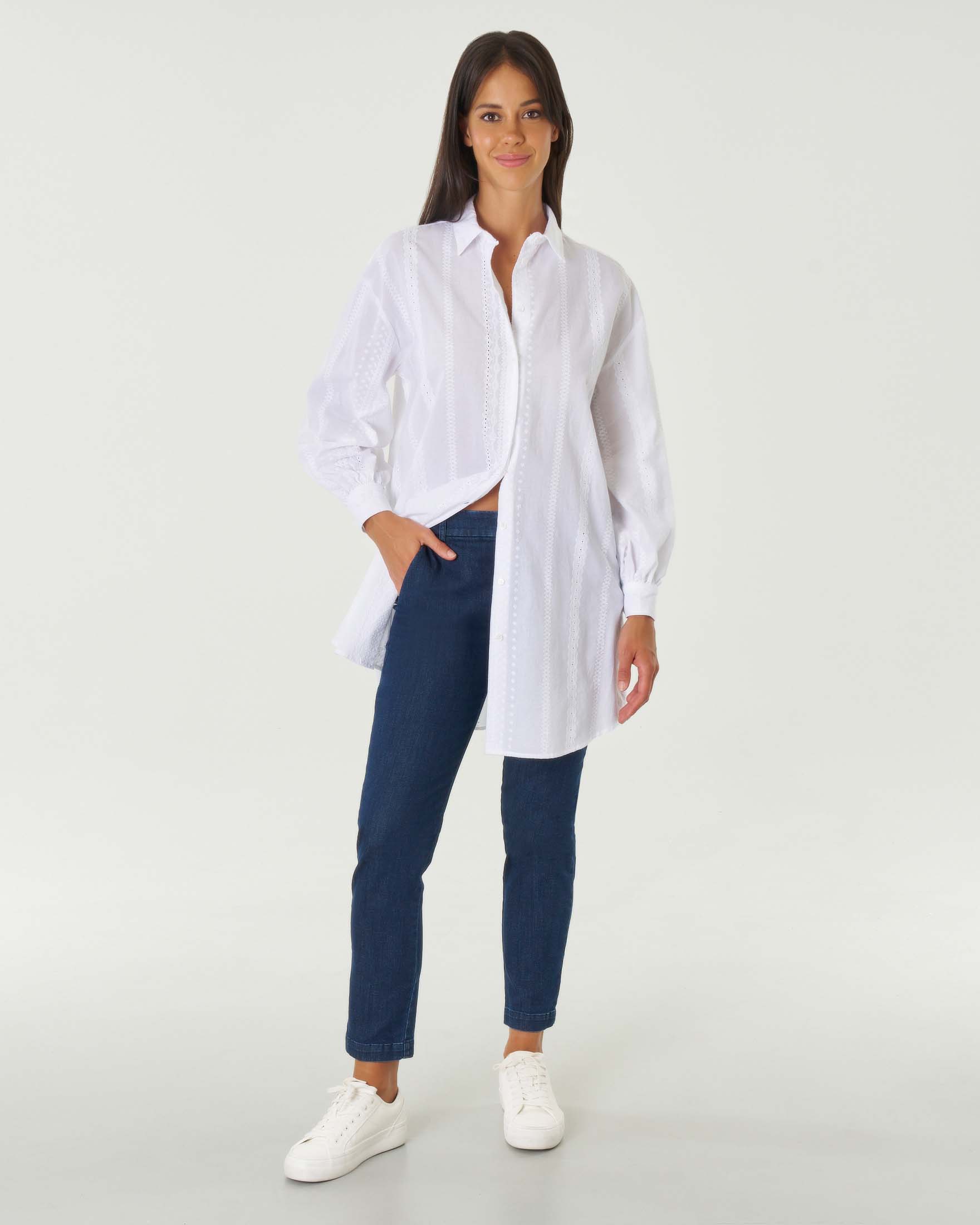 Camicia bianca dalla linea ampia lunga in puro cotone con ricami stile Sangallo all over