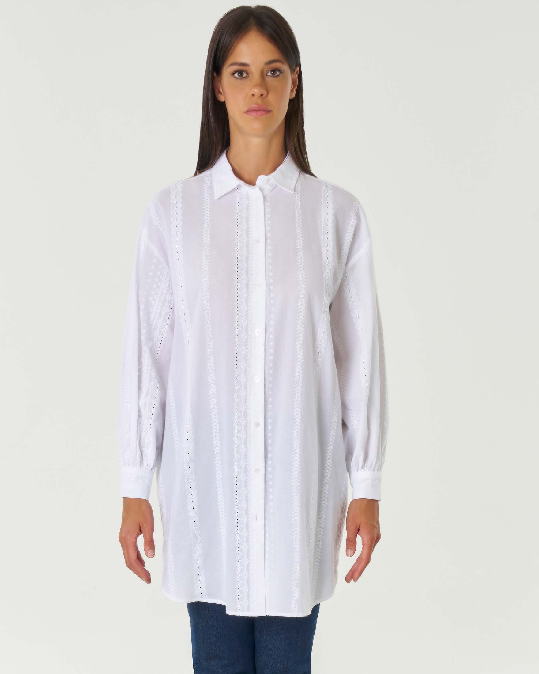 Camicia bianca dalla linea ampia lunga in puro cotone con ricami stile Sangallo all over