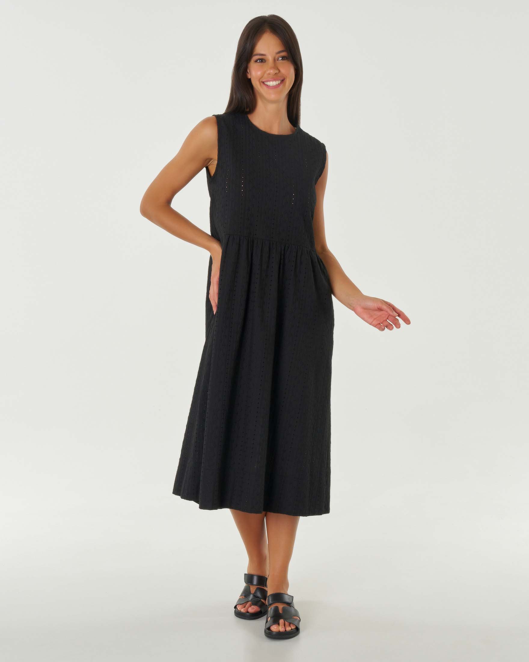 Abito lungo nero smanicato dalla linea dritta in puro cotone Sangallo con arricciatura in vita