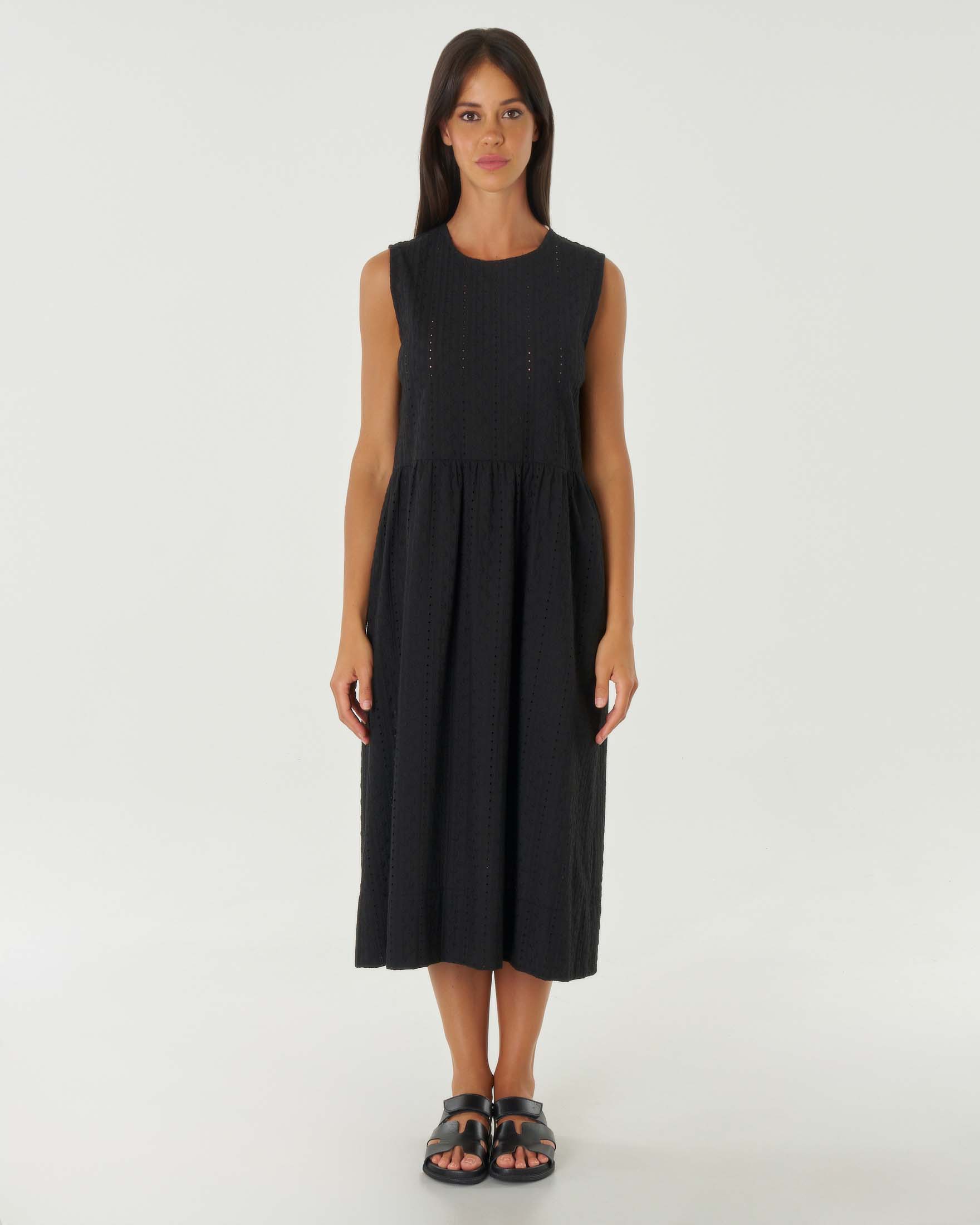 Abito lungo nero smanicato dalla linea dritta in puro cotone Sangallo con arricciatura in vita image