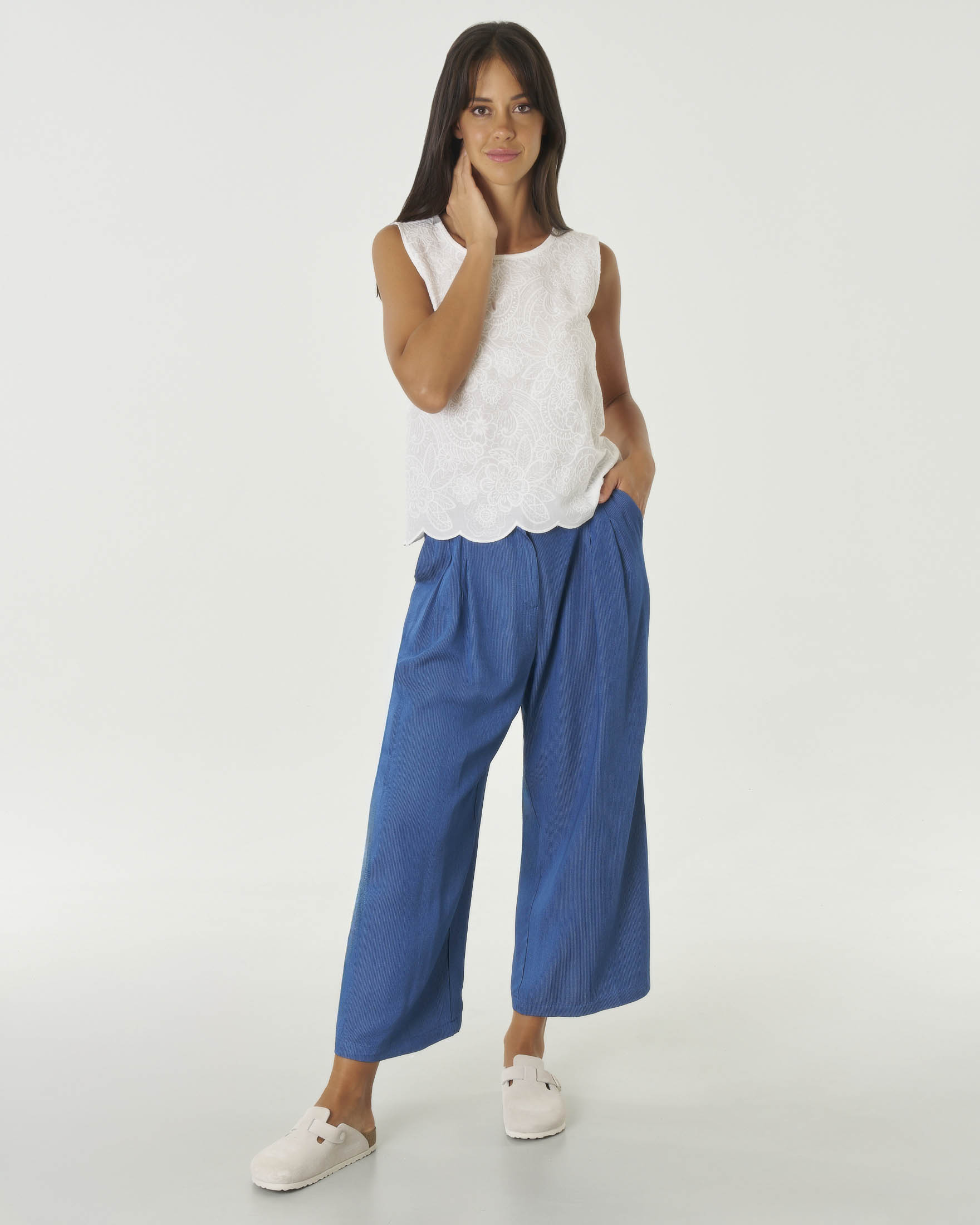 Pantaloni cropped bluette in chambray a motivo gessato con pieghe frontali e cintura annodabile
