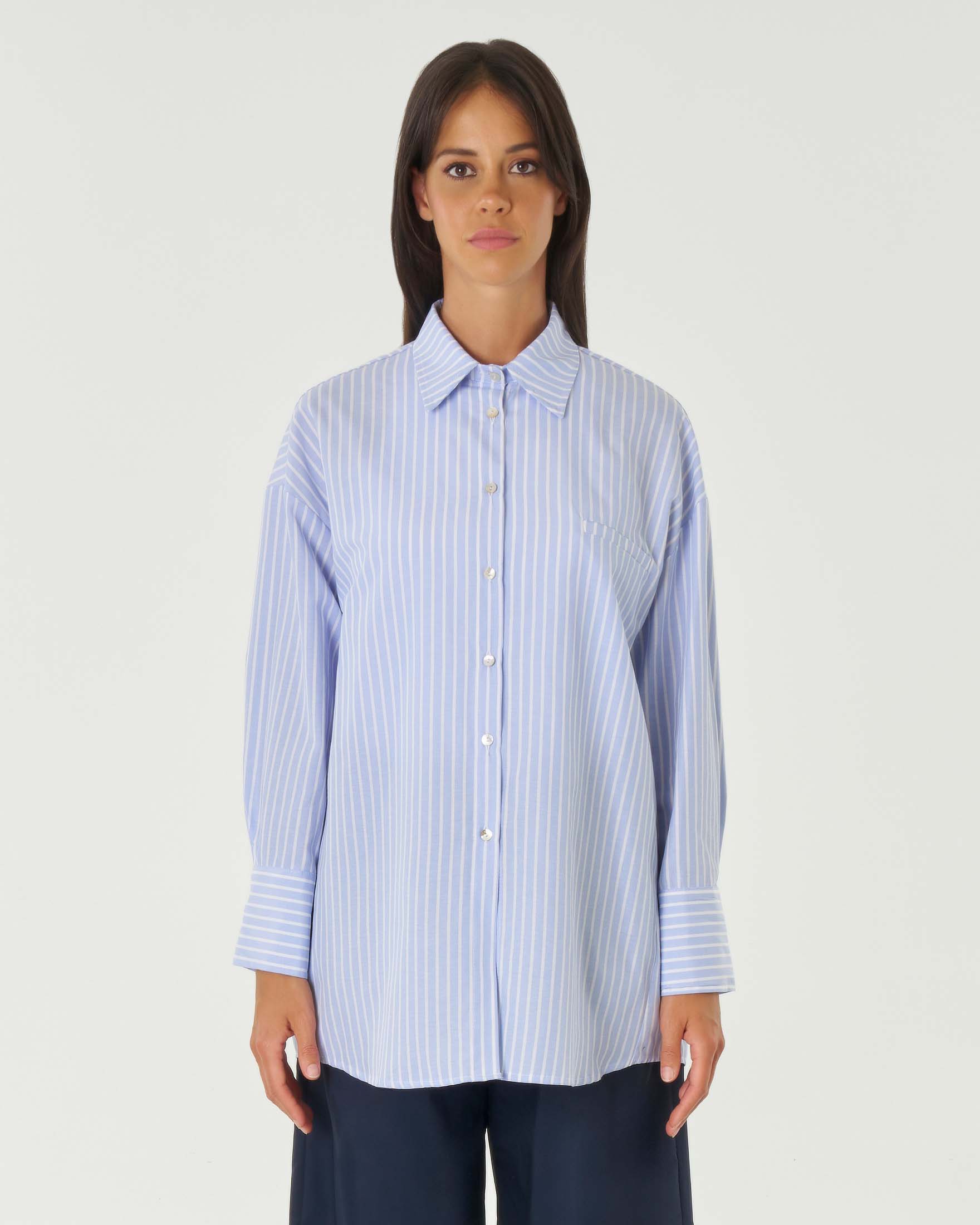 Camicia oversize azzurra in puro cotone a righe bianche con taschino a filo sul petto image