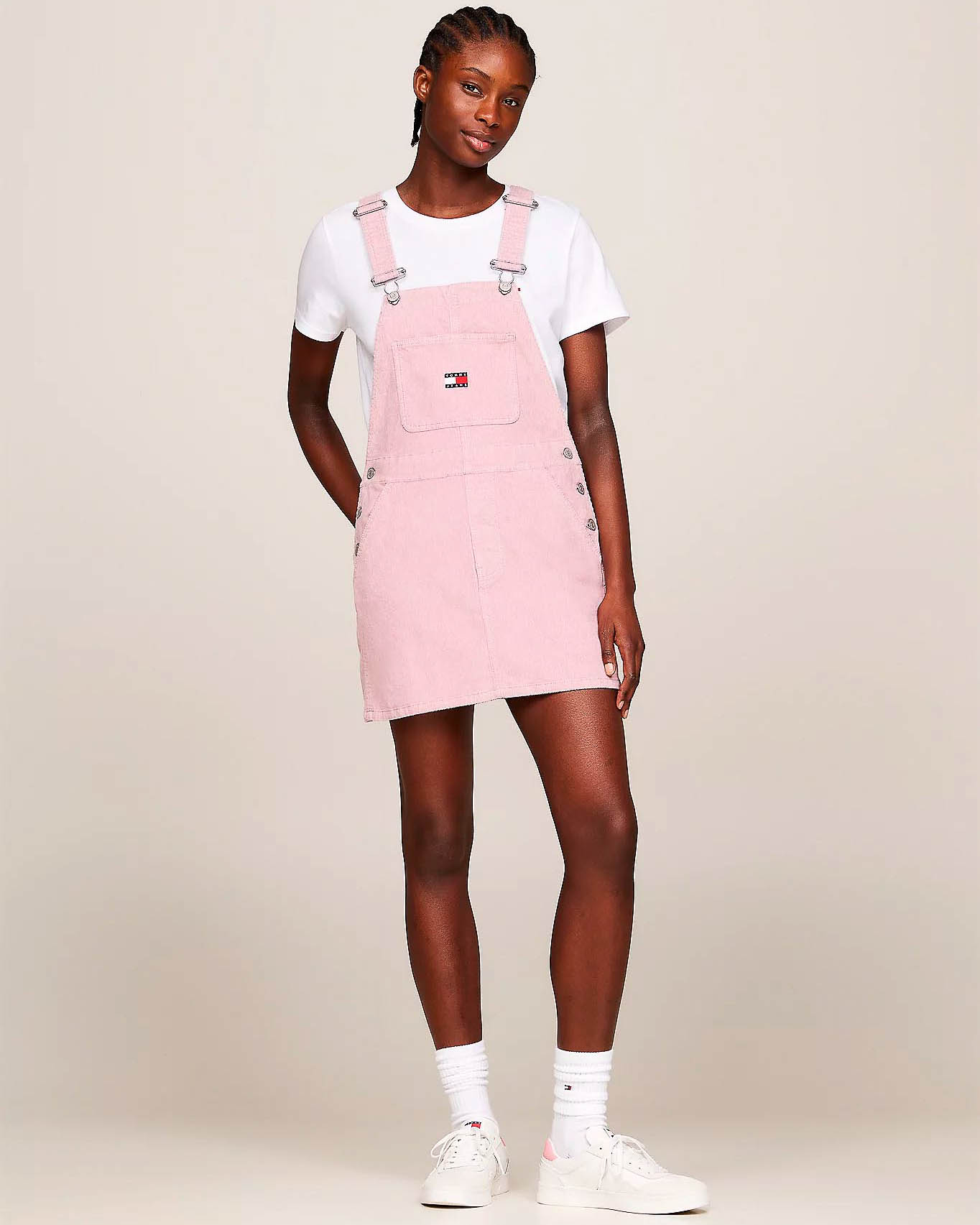 Salopette rosa a gonna corta in velluto di cotone stretch con patch logo ricamata sulla pettorina
