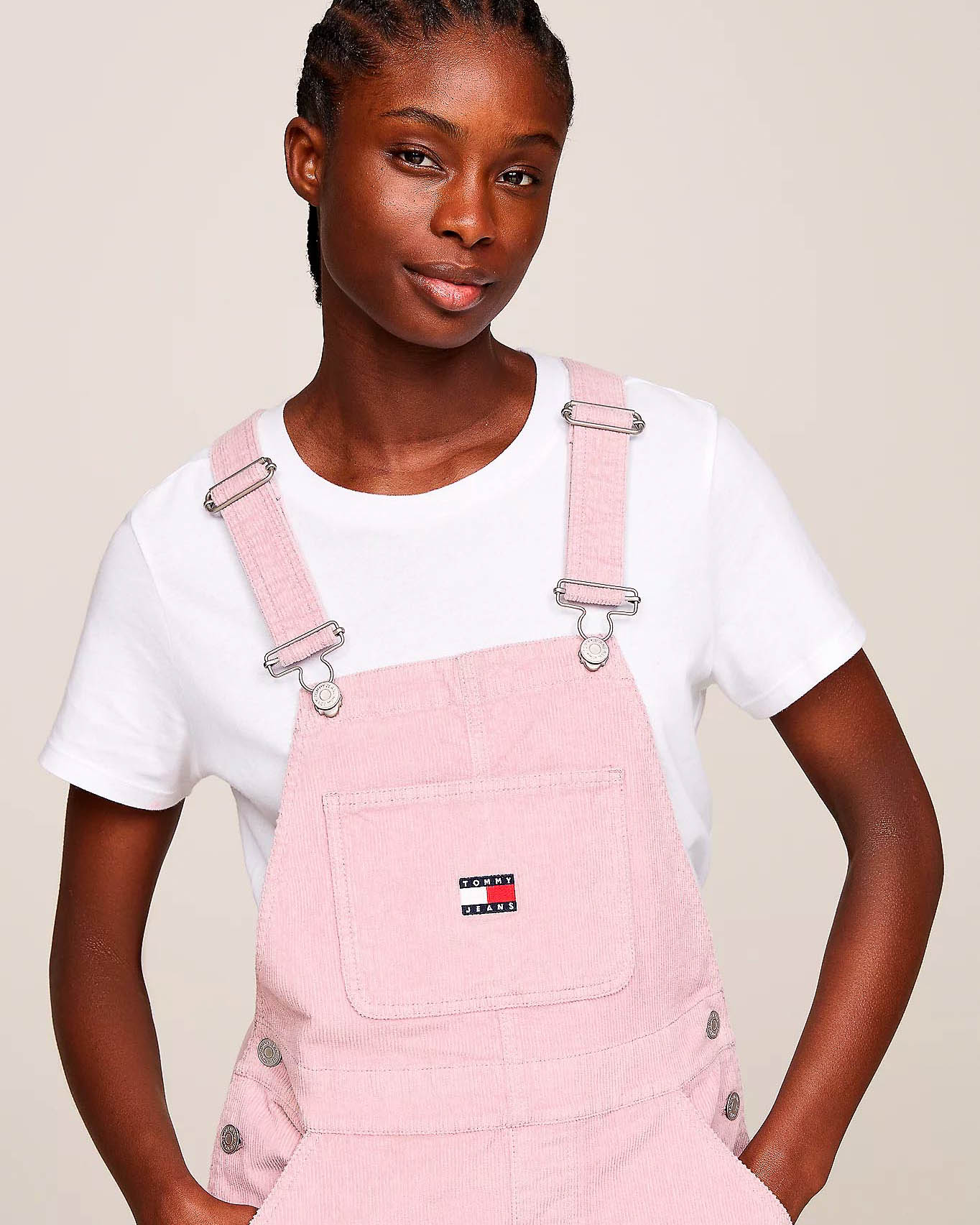 Salopette rosa a gonna corta in velluto di cotone stretch con patch logo ricamata sulla pettorina